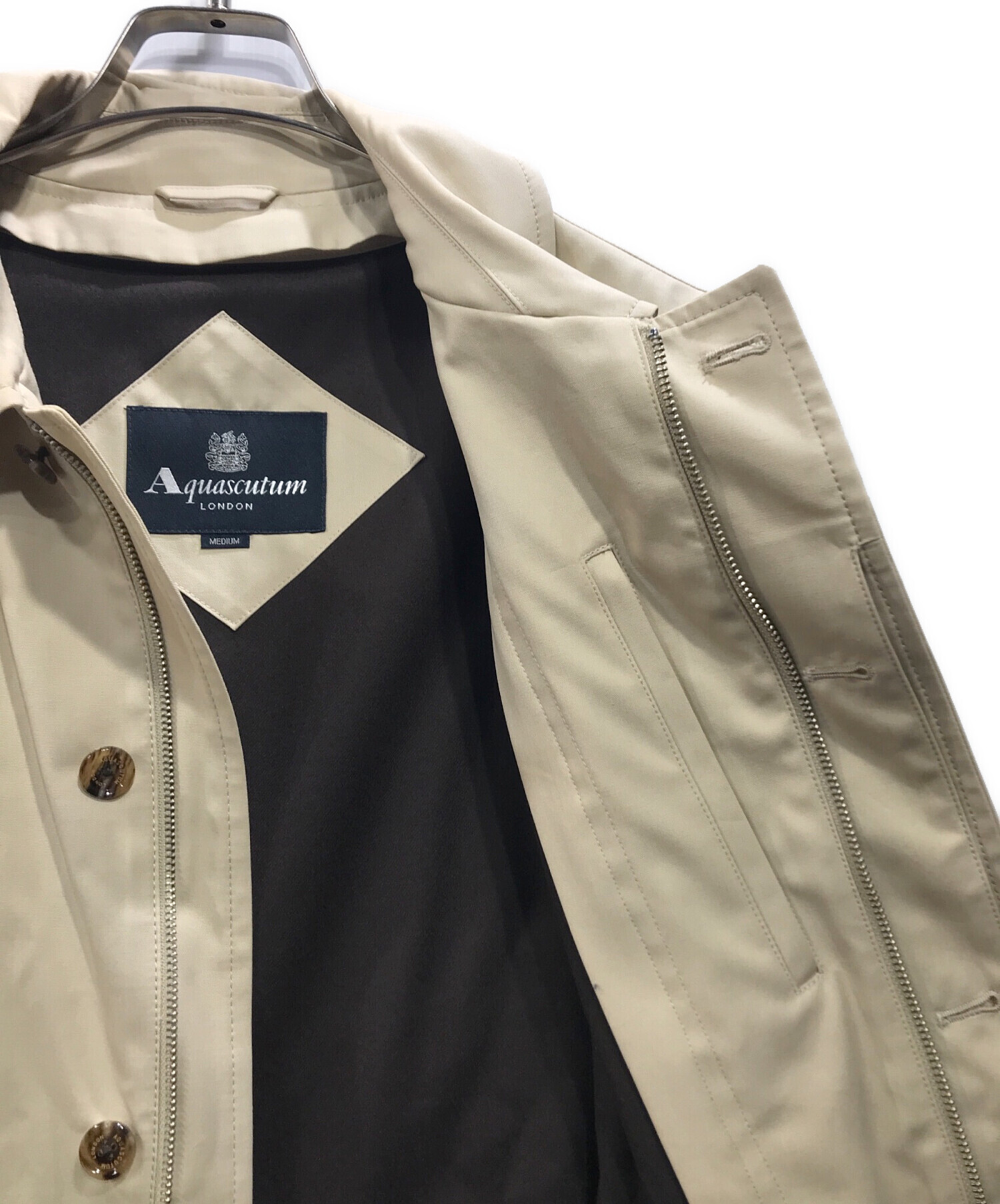 未使用 アクアスキュータム　ステンカラーハーフコート　ベージュ　Mサイズ 送料無料】ROVER（2204551701） | Aquascutum (Men