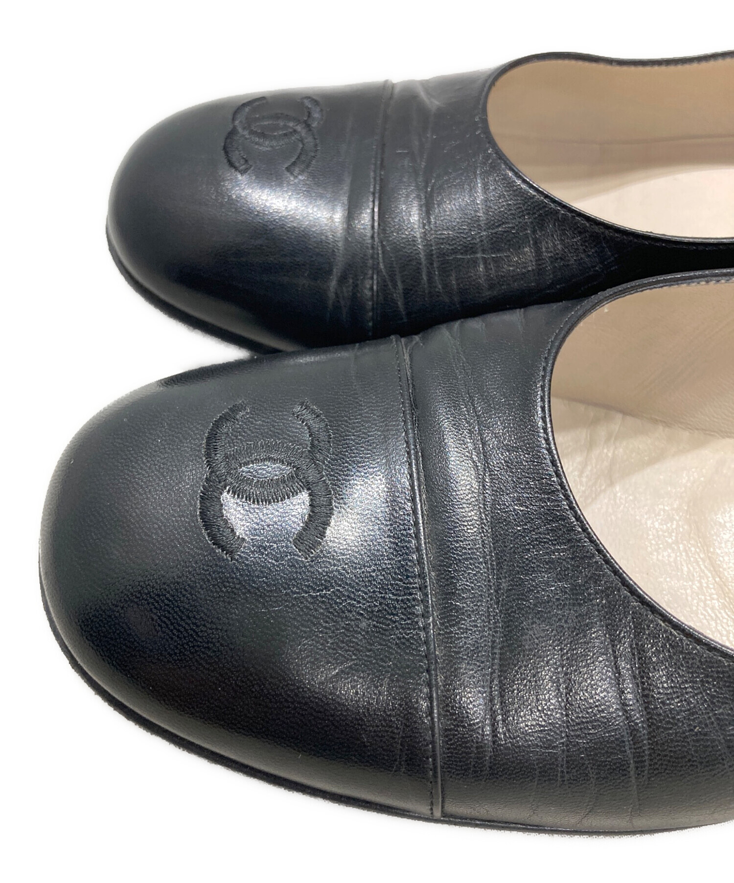 【中古】CHANEL ヒール ブラック 38 1/2 24cmサイズ 中古・古着通販】CHANEL (シャネル) ココマークフラットパンプス