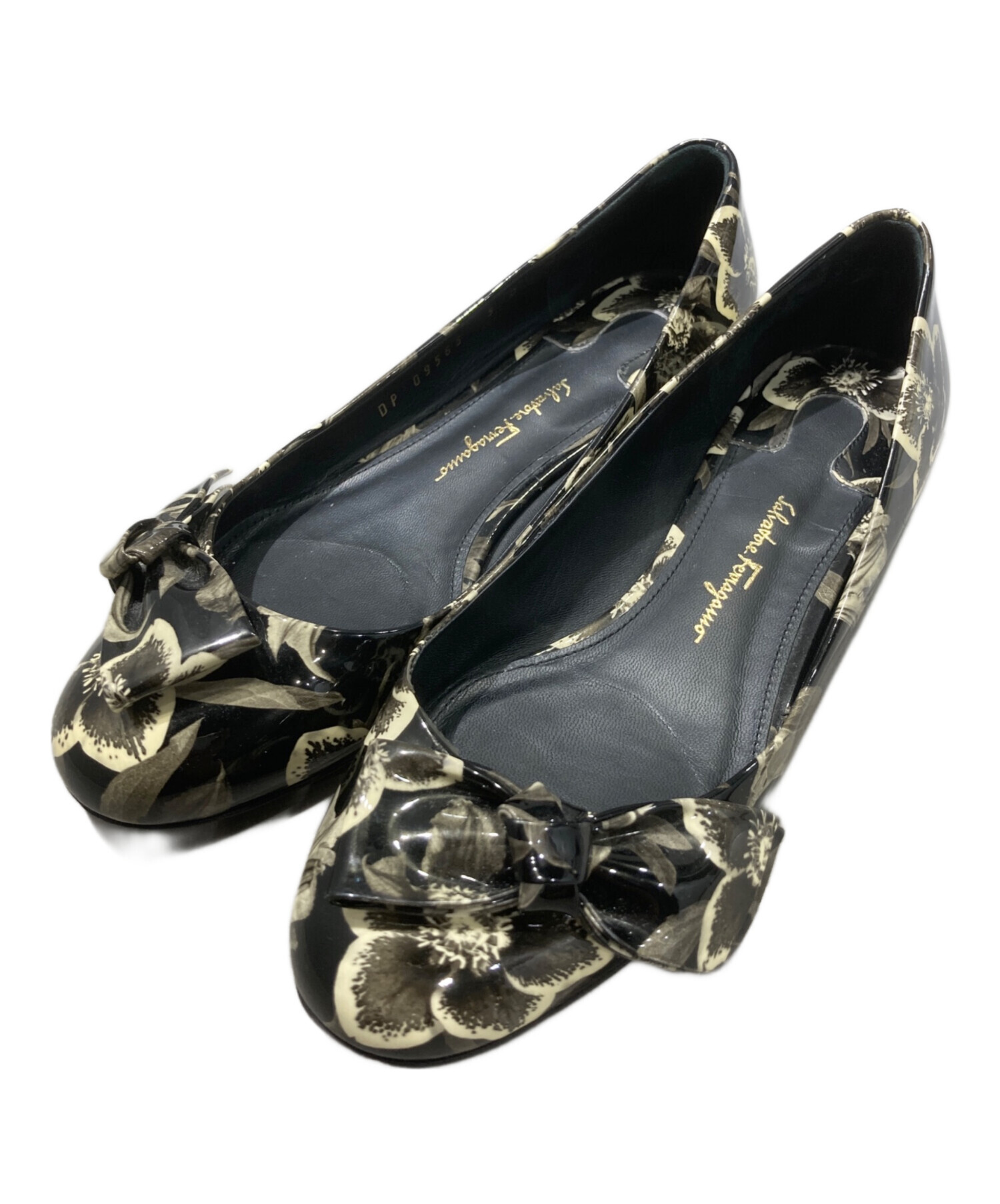 Salvatore Ferragamo 黒 エナメルミドルヒール 未使用品 中古・古着通販】Salvatore Ferragamo (サルヴァトーレ フェラガモ) 花