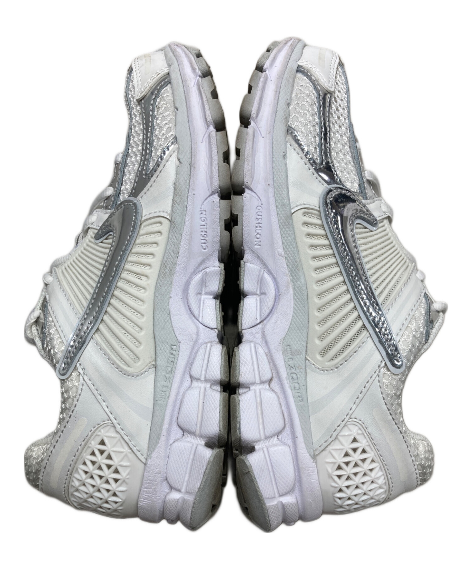 【底値】NIKE ズームボメロ 24cm ホワイト シルバー 中古・古着通販】NIKE (ナイキ) Women's Zoom Vomero 5 