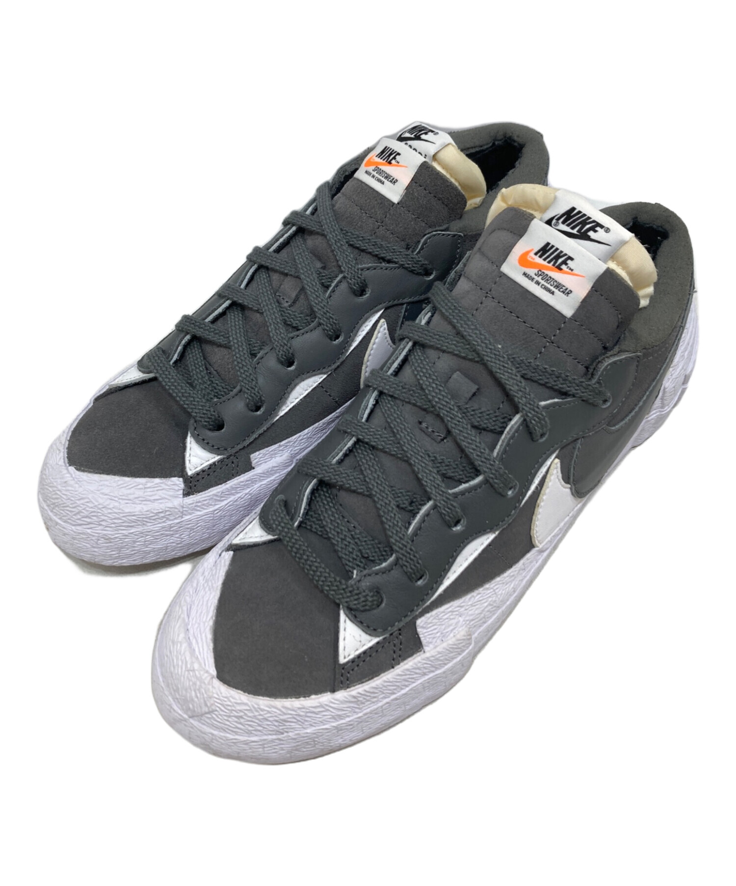 NIKE BLAZER LOW × SACAI アイアングレー 【公式通販】