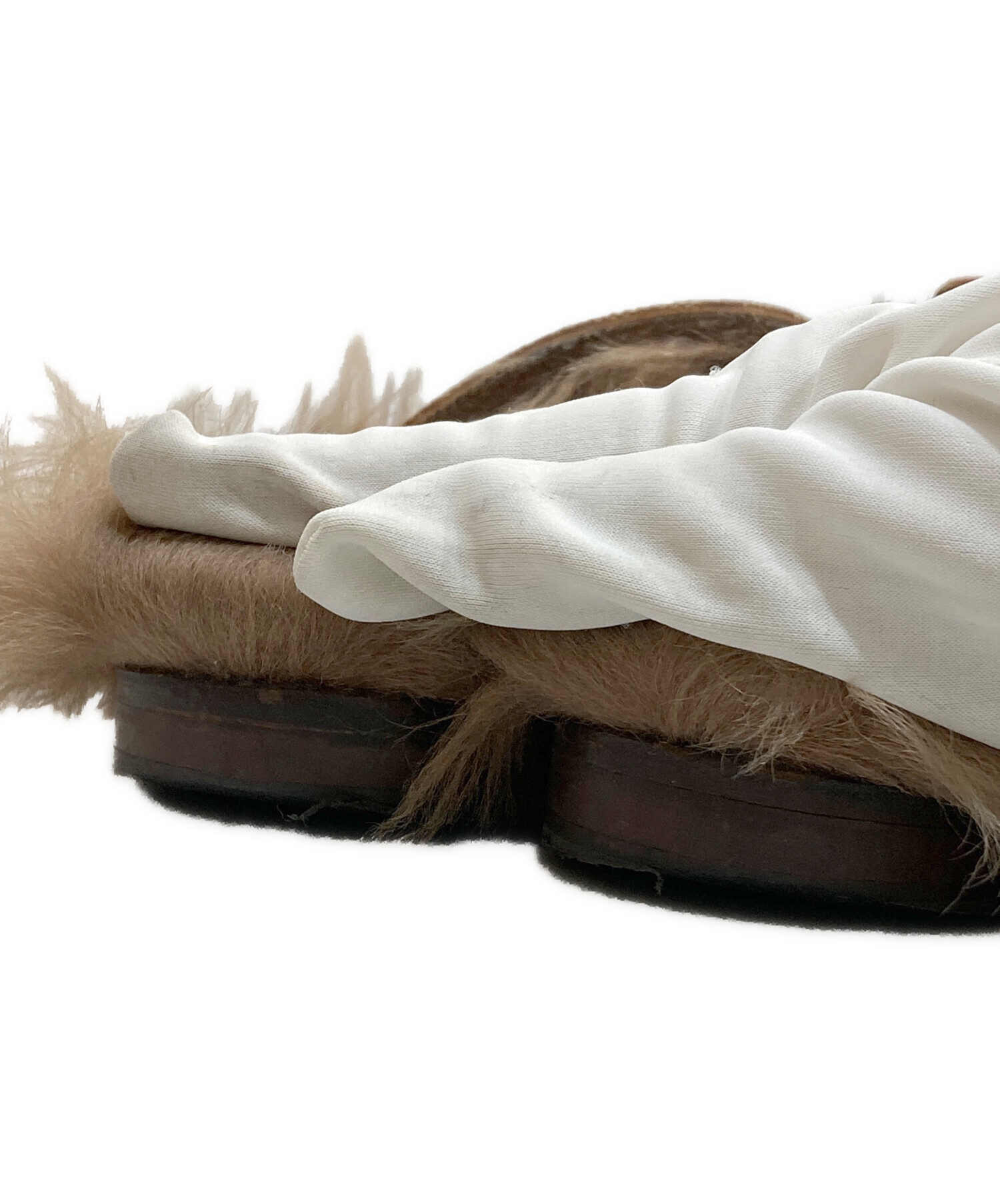 GUCCI ベージュファーサンダル ロゴ入り