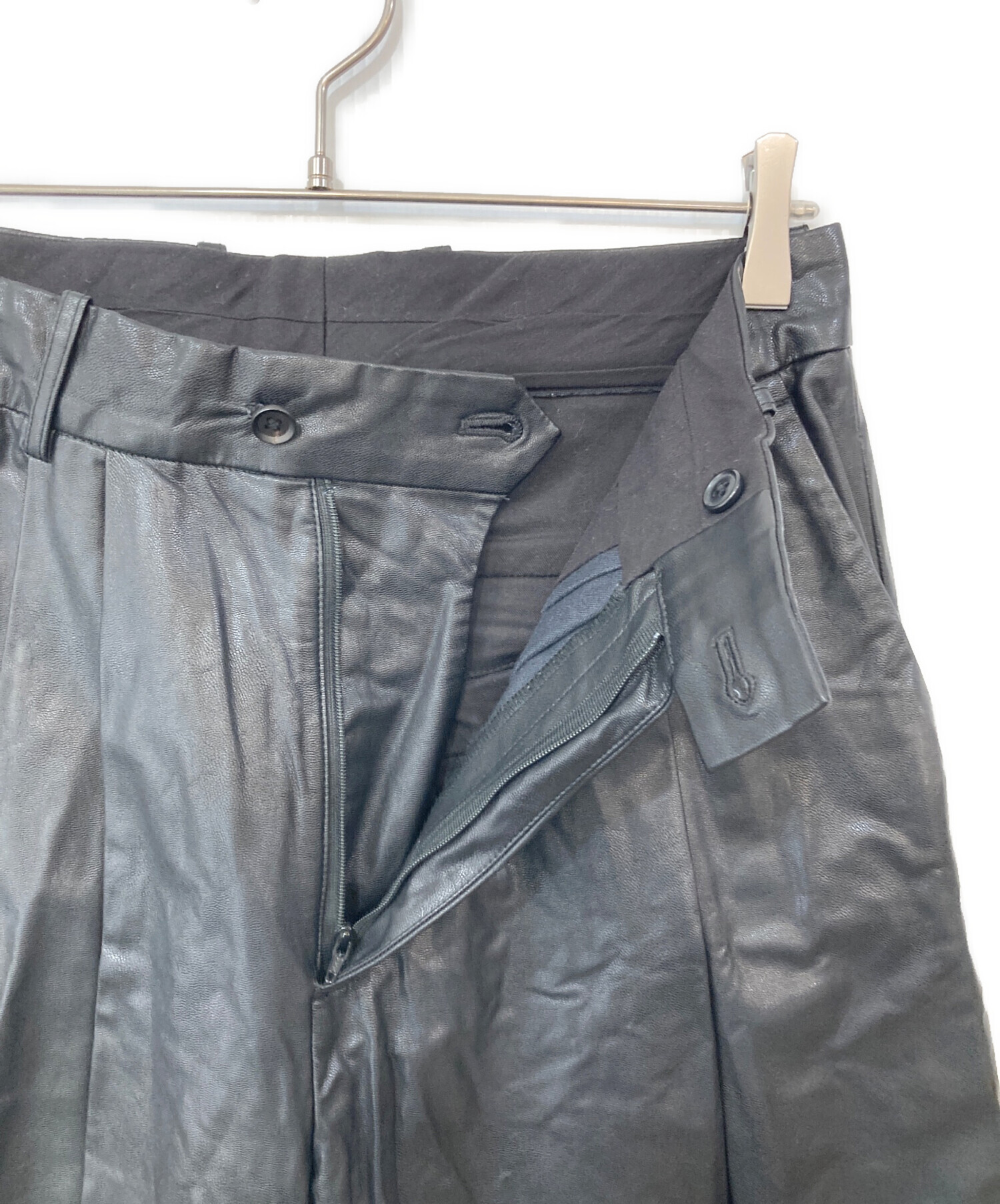 中古・古着通販】stein (シュタイン) FAKE LEATHER TROUSERS ブラック