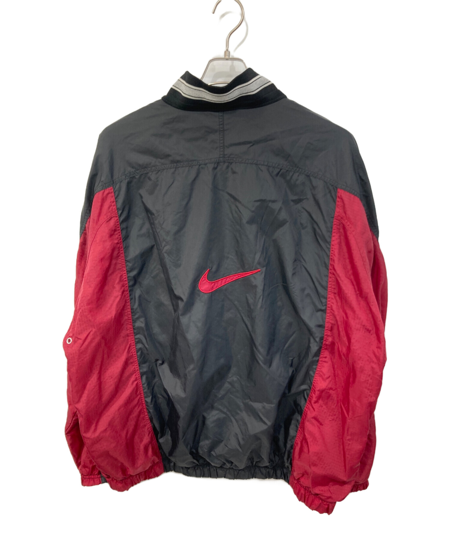 NIKE ナイロンジャケット レッド ブラック S 中古・古着通販】NIKE (ナイキ) ナイロンジャケット ブラック サイズ