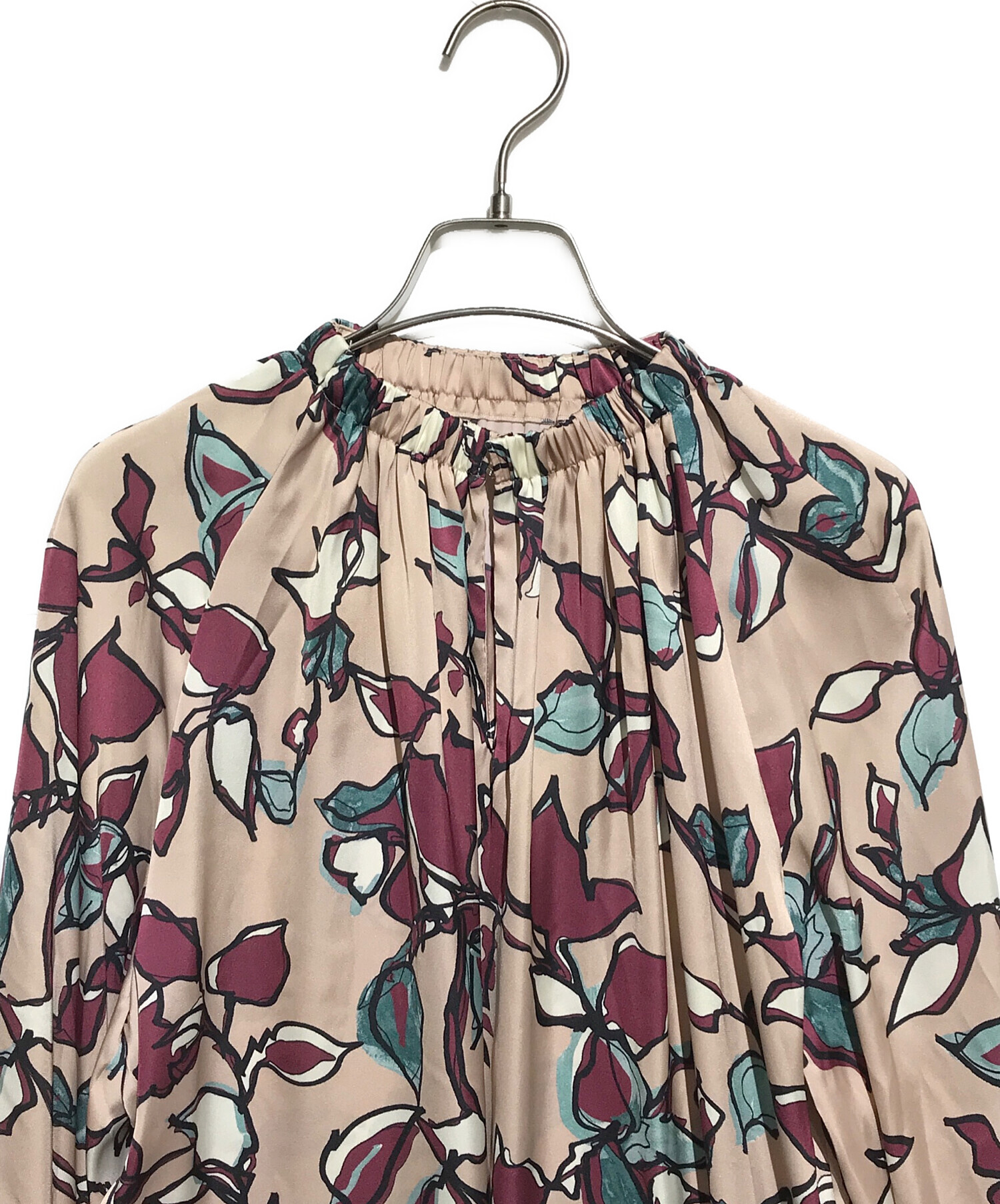 エスターリーフプリント ネックギャザーブラウストゥモローランド