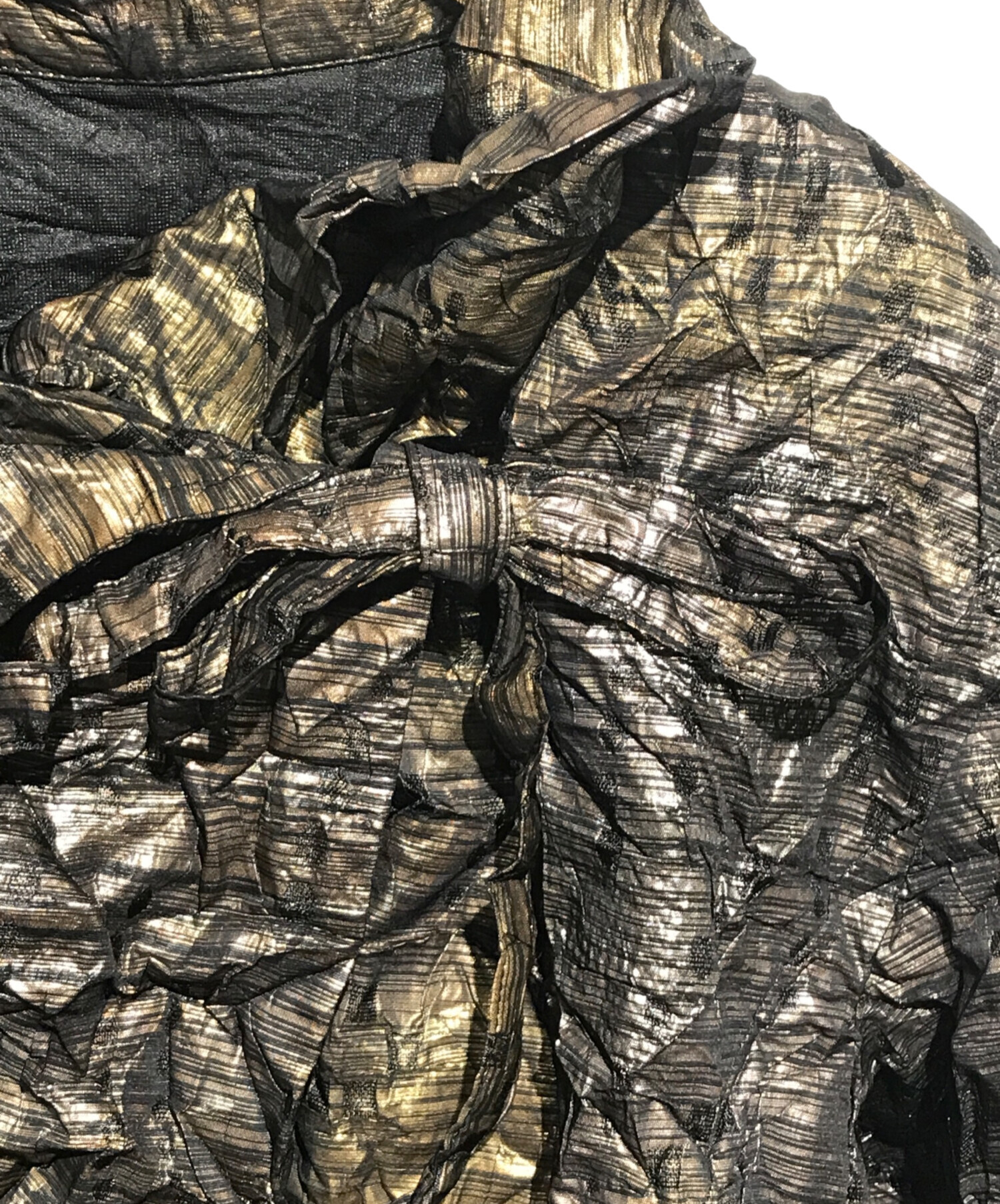 美品✨イッセイミヤケ　ISSEY MIYAKE　シワ加工　ジャケット　ゴールド ミヤケ。布を纏うことの美しさを表現 衣服の本質と向き合うイッセイ ジャケット・アウター