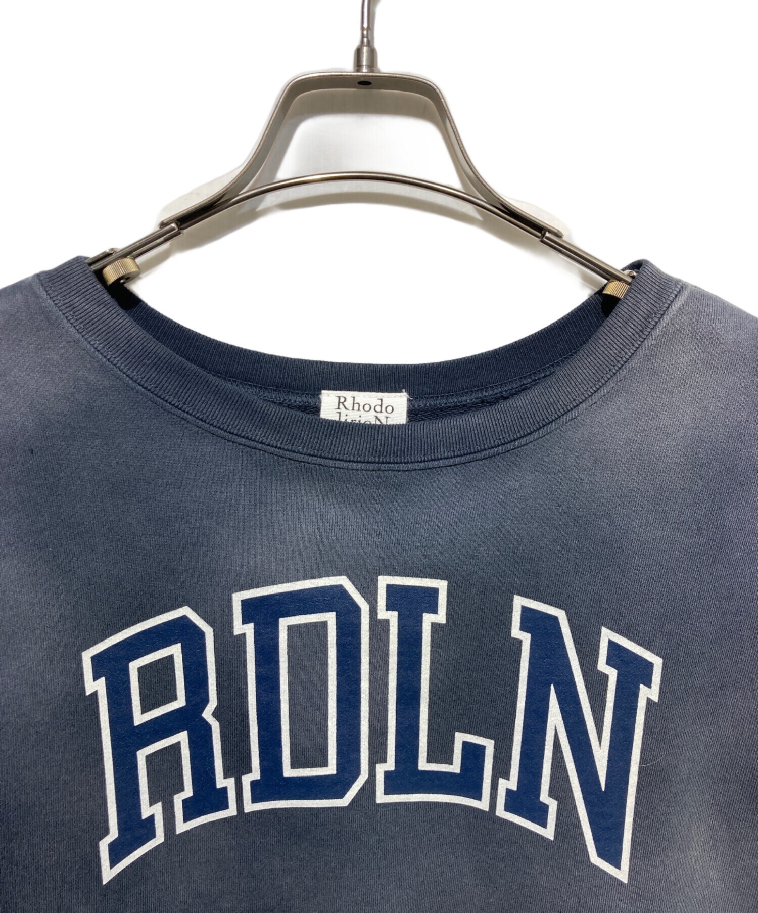 中古・古着通販】RhodolirioN (ロドリリオン) ロゴタイプクルーネック