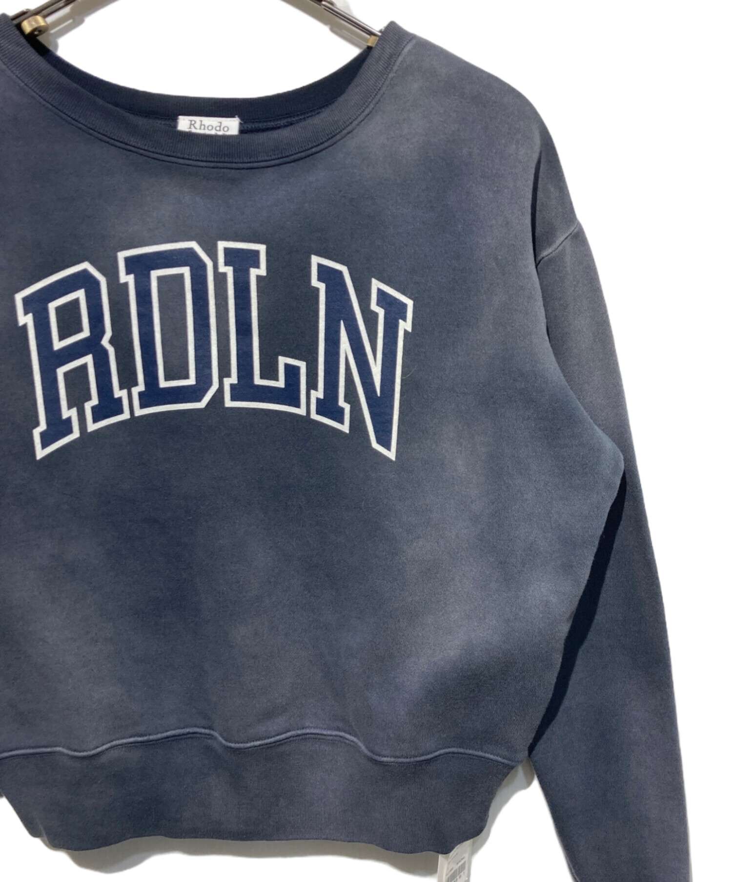 中古・古着通販】RhodolirioN (ロドリリオン) ロゴタイプクルーネック