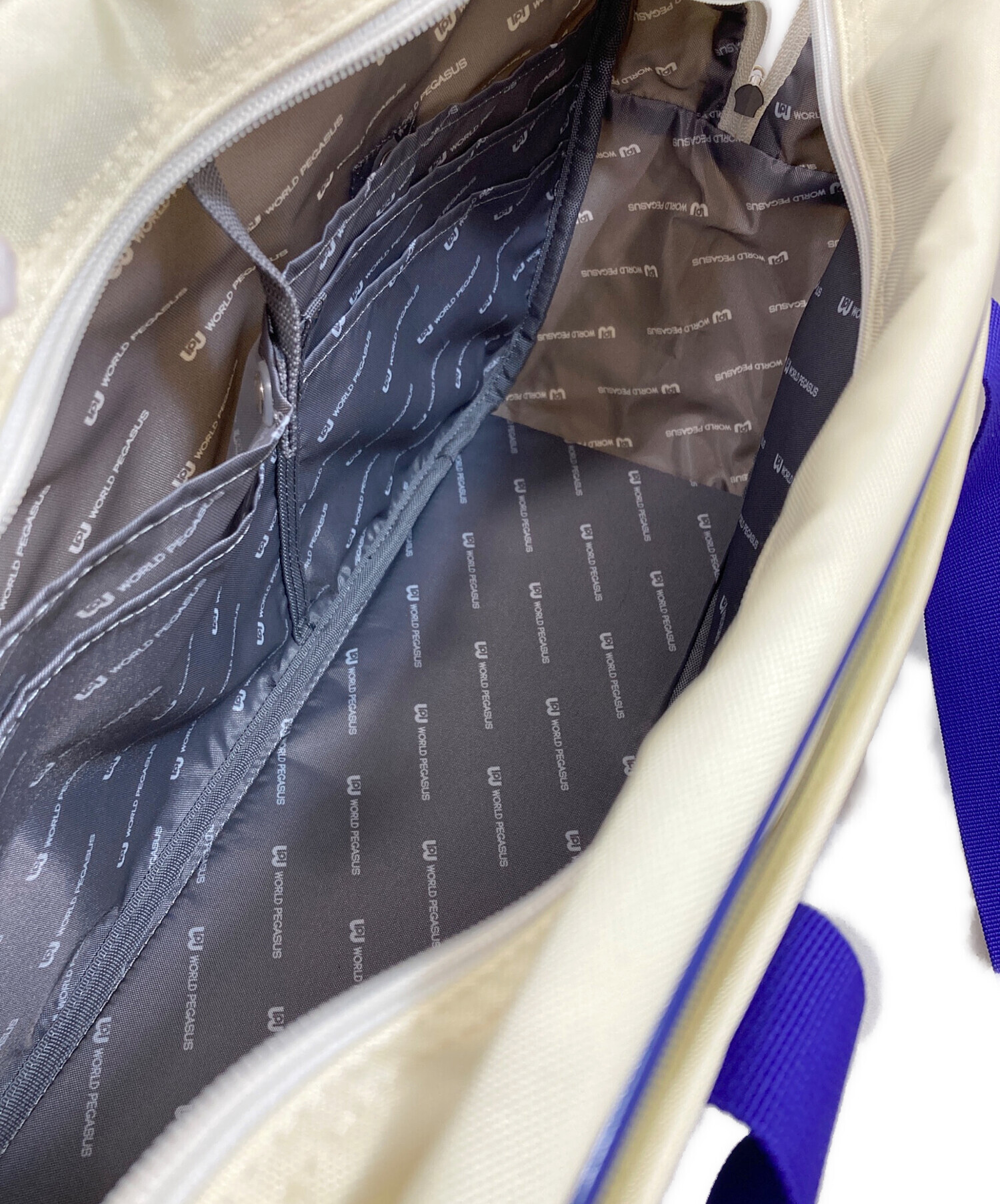 【中古】 ペガサスに乗った淑女 中古・古着通販】WORLD PEGASUS (ワールドペガサス) バッグ ホワイト