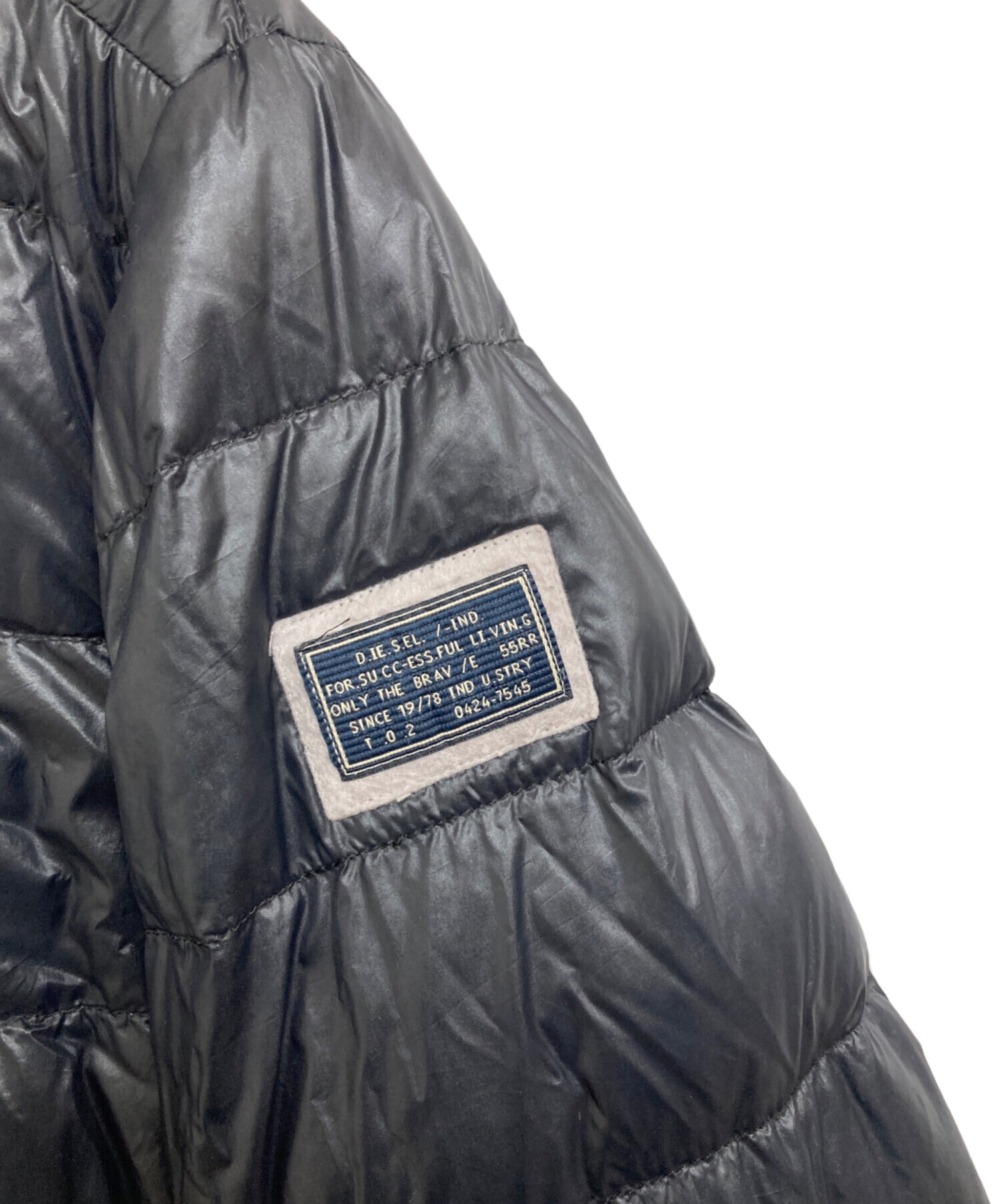 【未使用】DIESEL（ディーゼル） ダウンジャケット シルバー 刺繍ロゴ入り 中古・古着通販】DIESEL (ディーゼル) ダウンジャケット ブラック