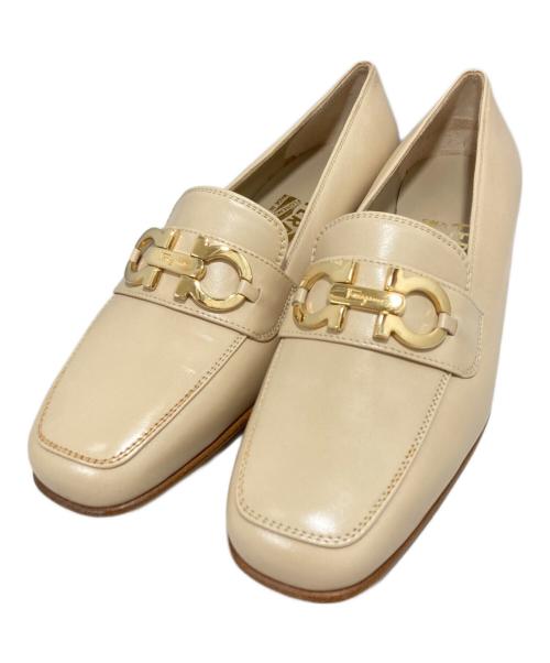 Ferragamo ベージュ ローファー ゴールドチェーン　（新品未使用品） 中古・古着通販】Salvatore Ferragamo (サルヴァトーレ フェラガモ