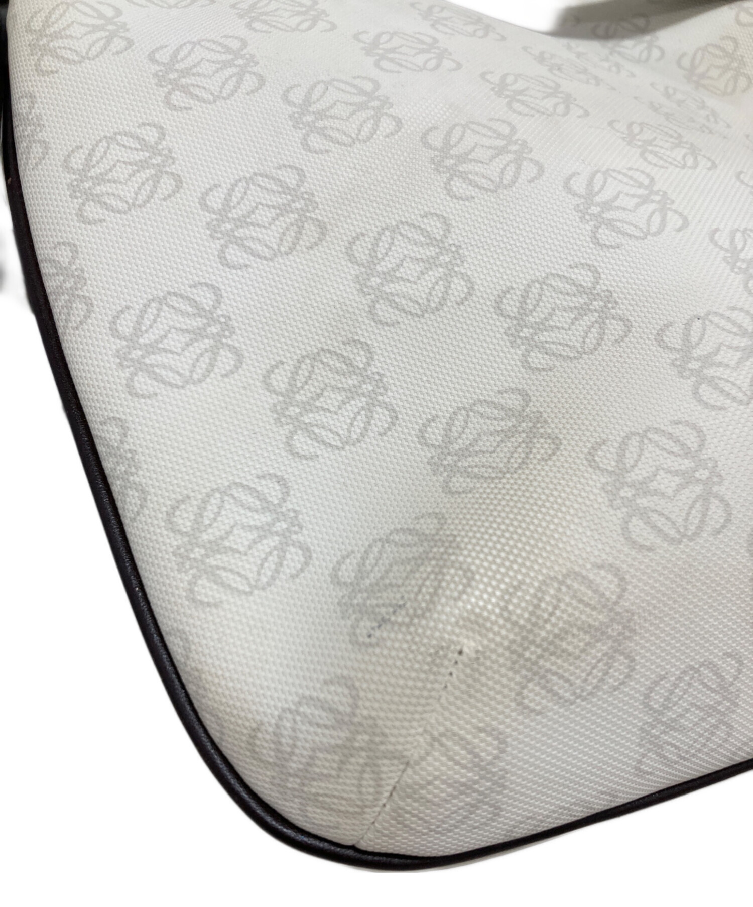 中古・古着通販】LOEWE (ロエベ) アナグラムショルダーバッグ ホワイト