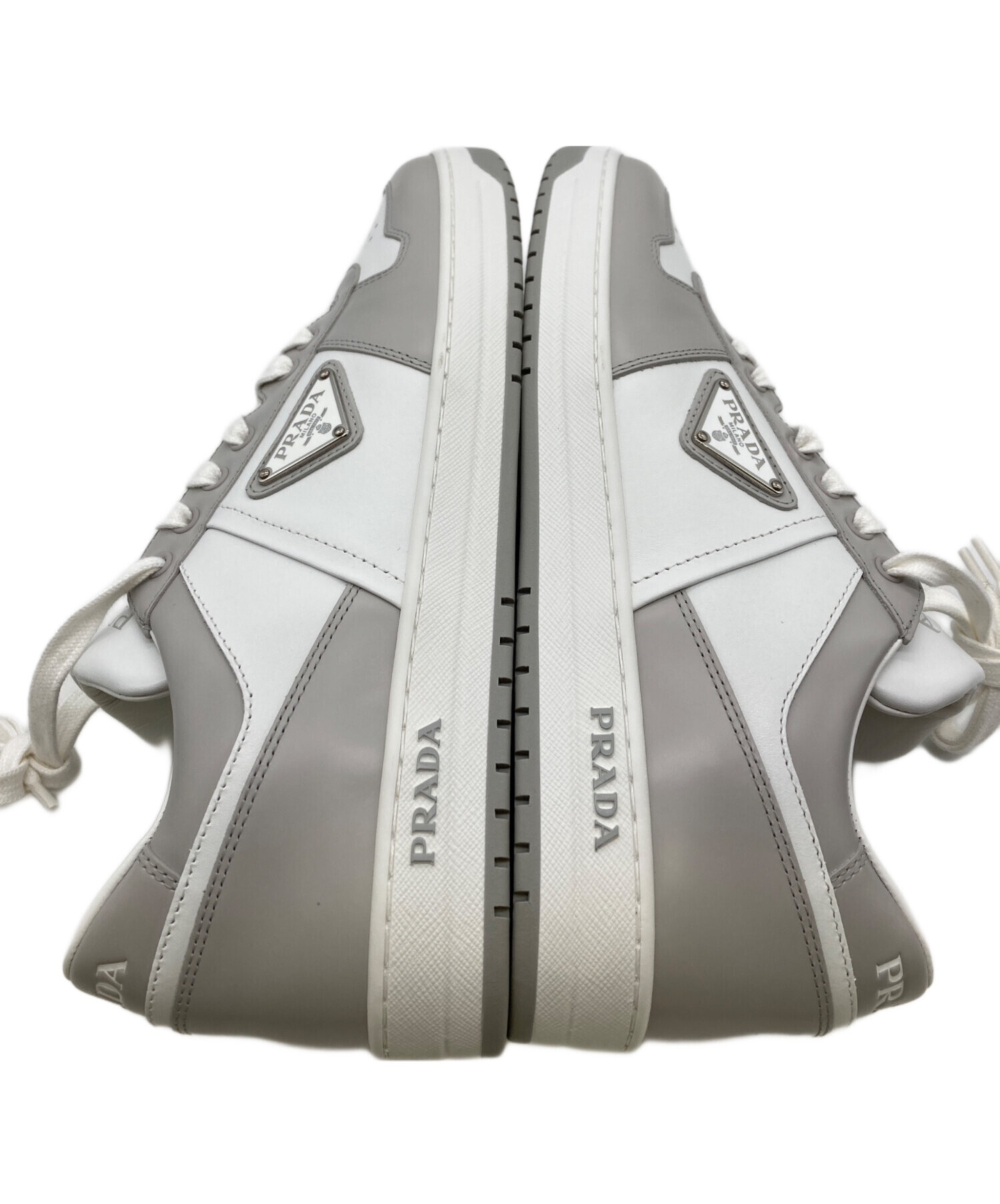 PRADA グレー スニーカー 中古・古着通販】PRADA (プラダ) ダウンタウン レザー スニーカー