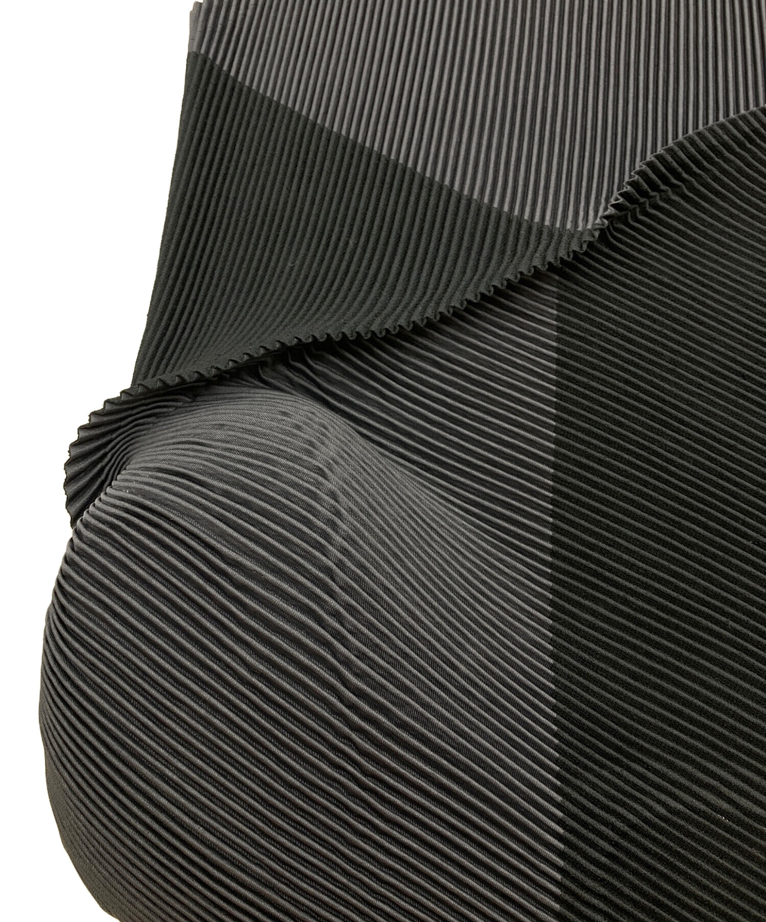 ISSEY MIYAKE イッセイミヤケ 23SS RIDGE PLEATS TOP 2トーンプリーツトップス ブラック チャコール 2 中古・古着通販】ISSEY MIYAKE (イッセイミヤケ) 23SS RIDGE PLEATS