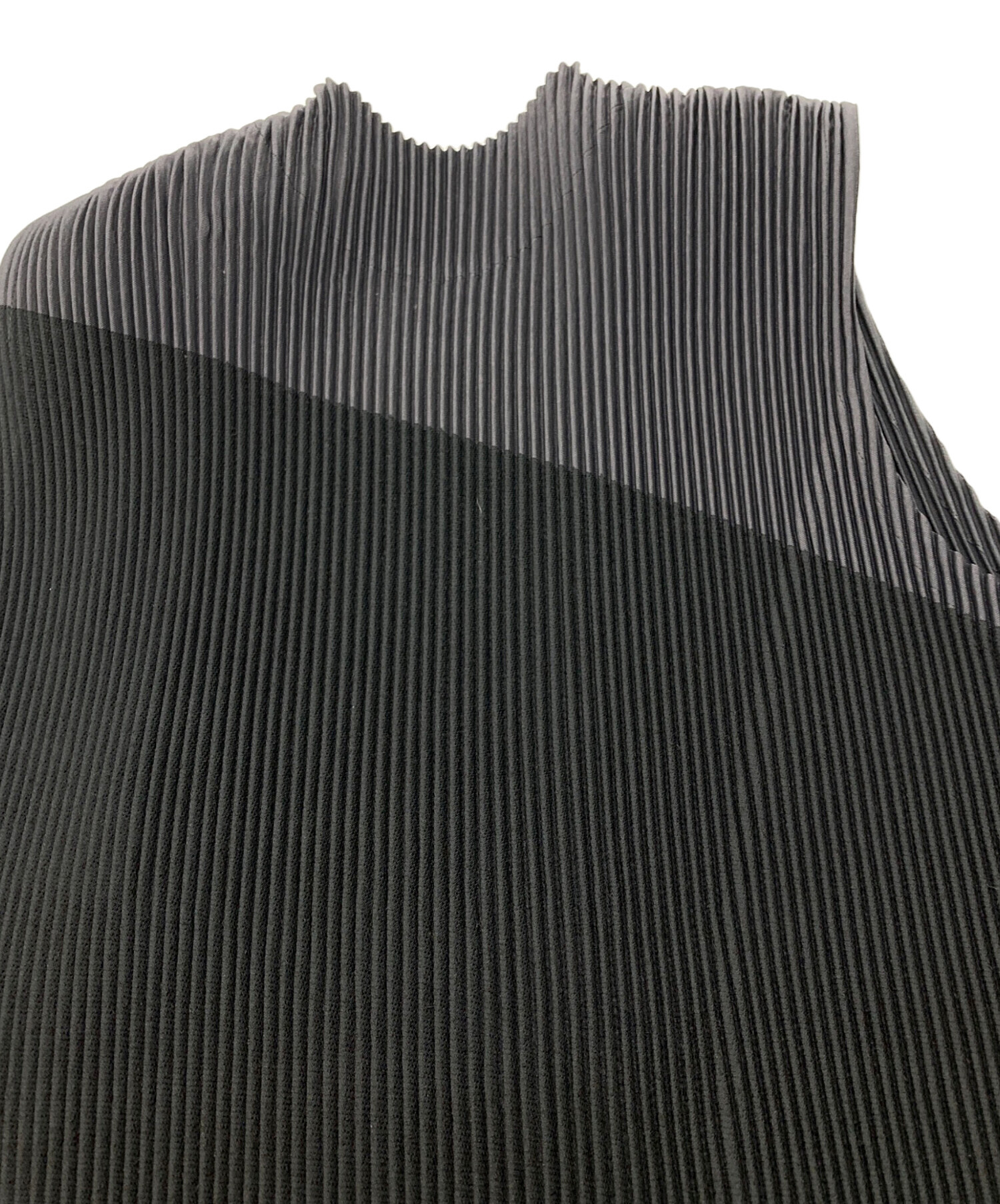 ISSEY MIYAKE イッセイミヤケ 23SS RIDGE PLEATS TOP 2トーンプリーツトップス ブラック チャコール 2 中古・古着通販】ISSEY MIYAKE (イッセイミヤケ) 23SS RIDGE PLEATS