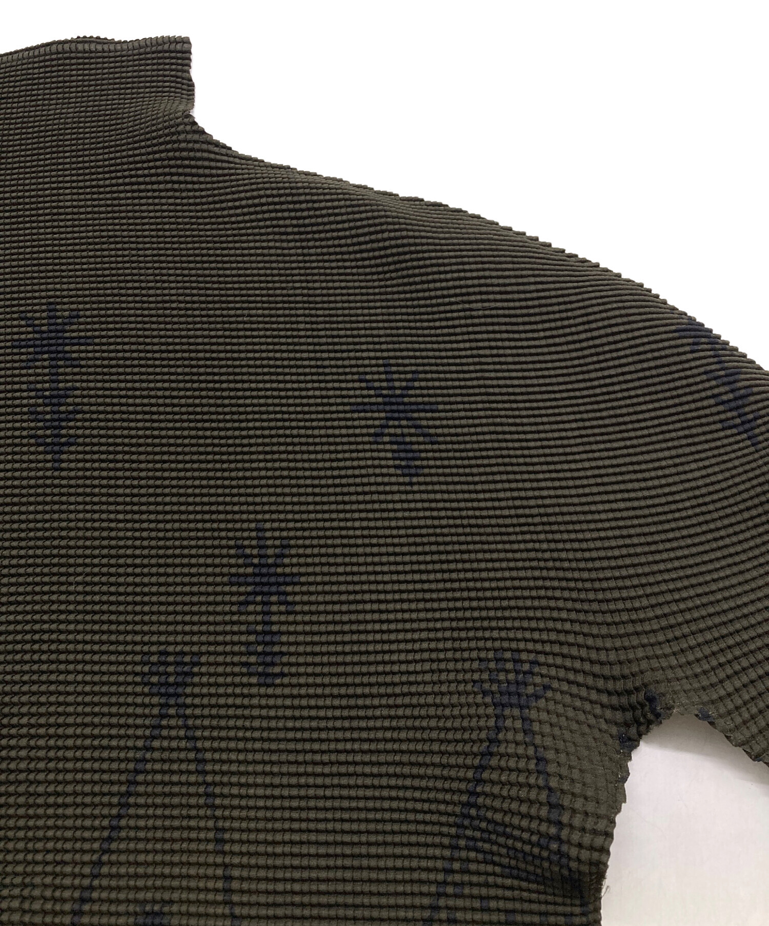 me ISSEY MIYAKE ミー イッセイミヤケ プリーツ カットソー MI92KK616 グリーン ポリエステル 美品 中古 4b004376 中古・古着通販】me ISSEY MIYAKE (ミーイッセイ ミヤケ) ハイネック