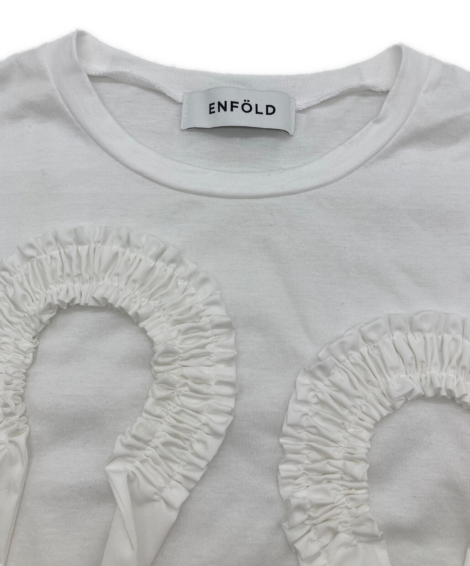 【美品】ENFÖLD エンフォルド シャーリング ギャザー カットソー 白 38 中古・古着通販】ENFOLD (エンフォルド) 26SS FRILL EMBLEM T-SHIRT