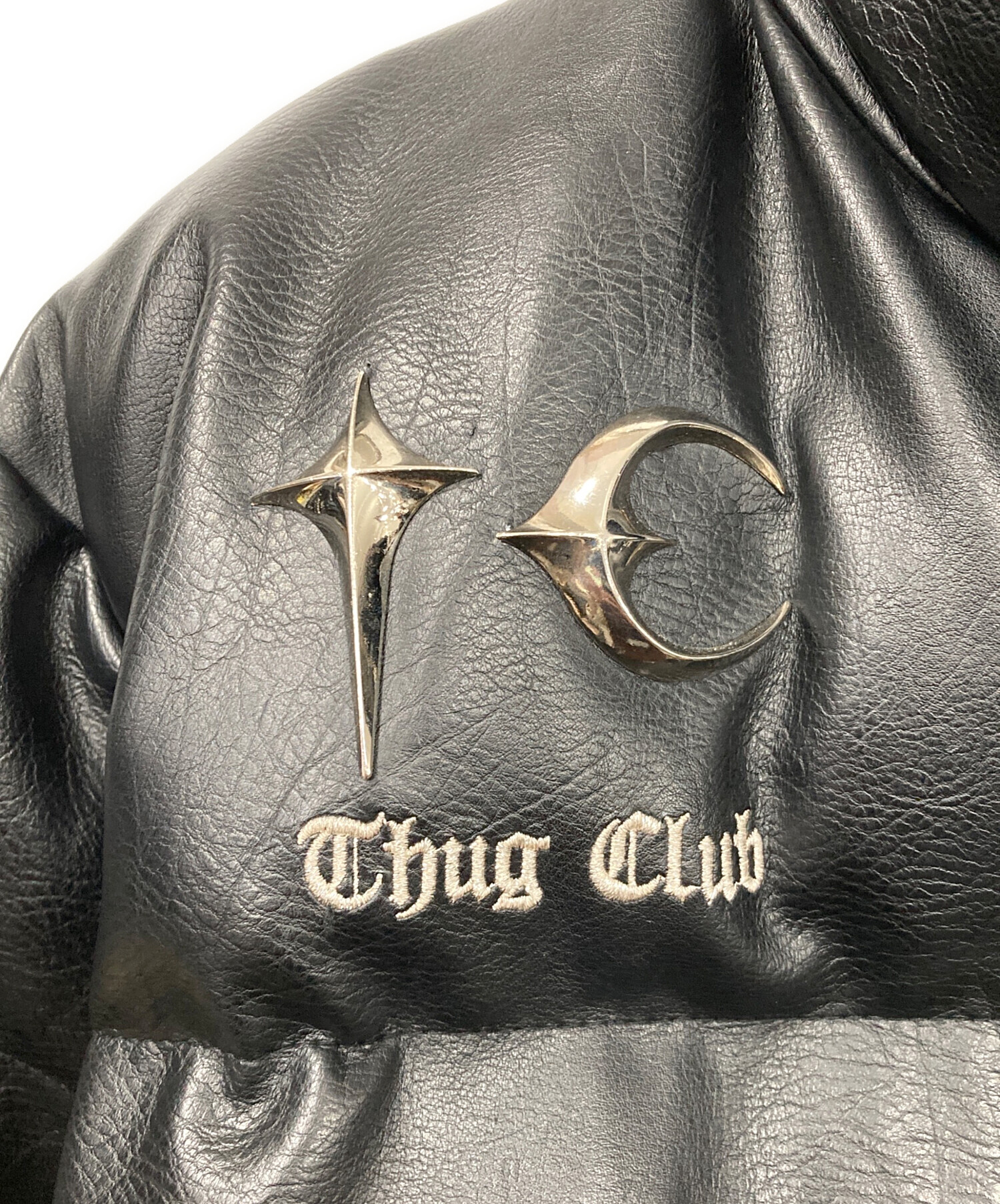 中古・古着通販】THUG CLUB (サグ クラブ) メタルロゴ装飾エコレザー
