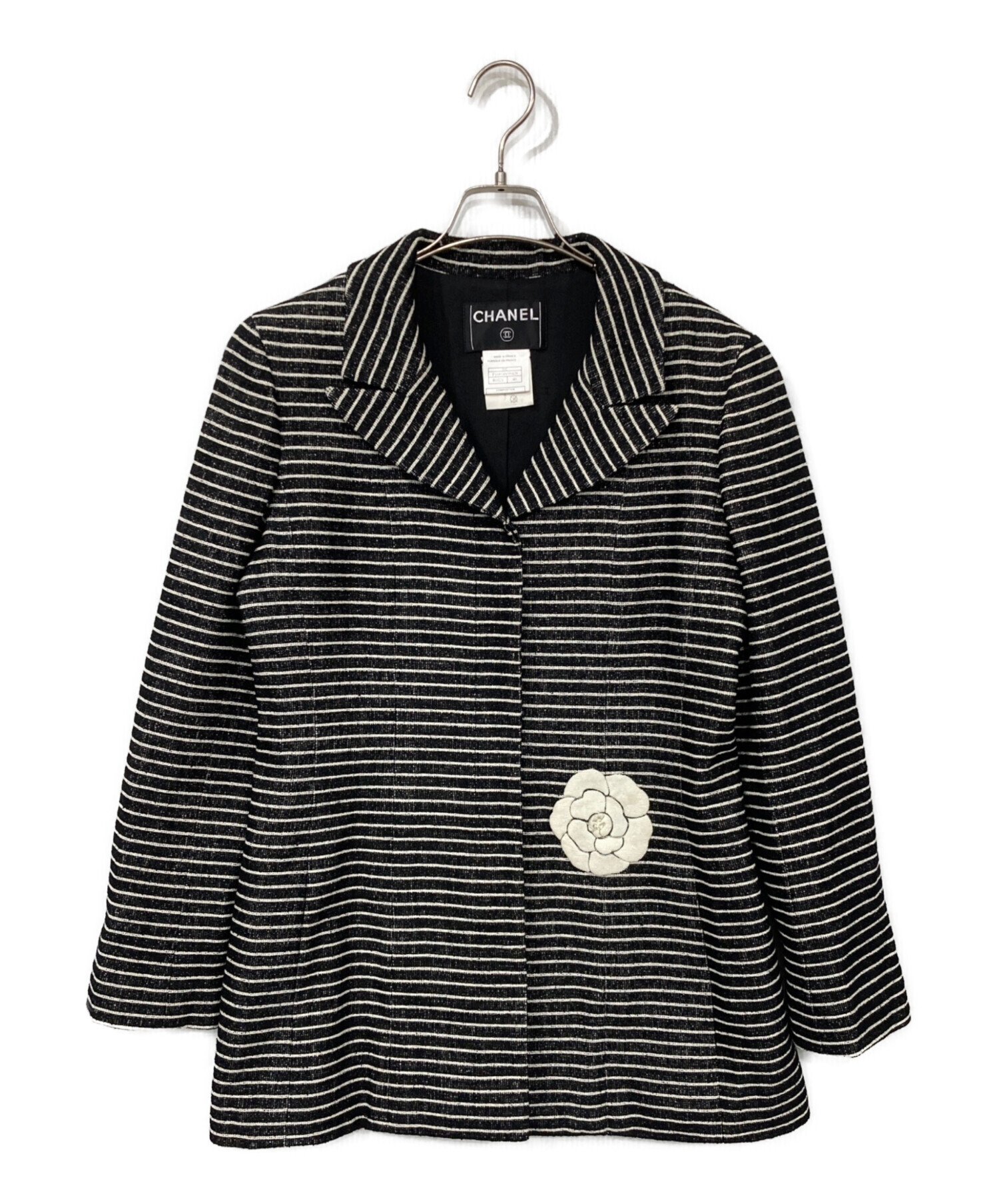 カメリア✨ CHANEL シャネル スパンコールボーダーツイードジャケット 40 中古・古着通販】CHANEL (シャネル) カメリアブローチ付ボーダー