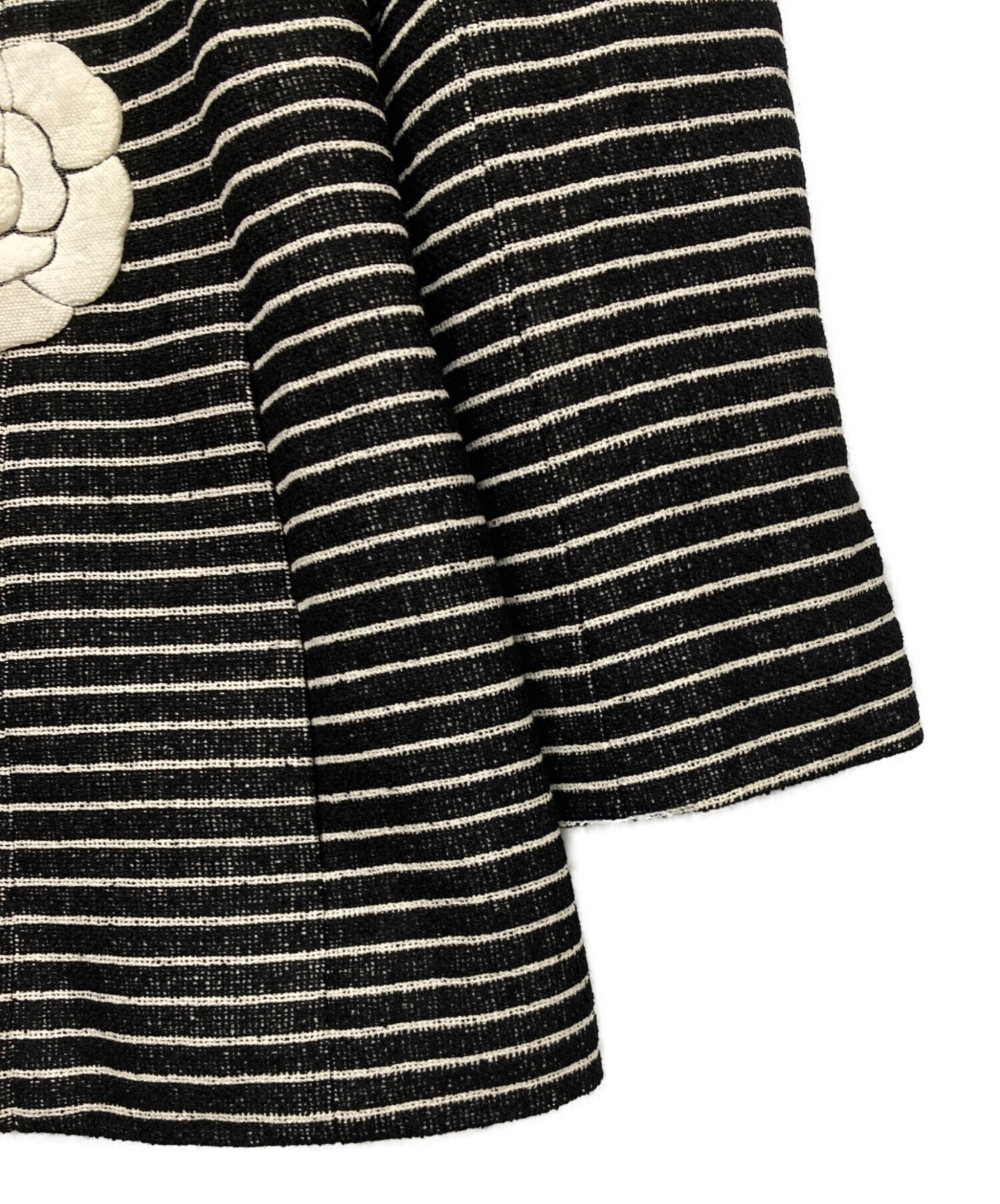カメリア✨ CHANEL シャネル スパンコールボーダーツイードジャケット 40 中古・古着通販】CHANEL (シャネル) カメリアブローチ付ボーダー