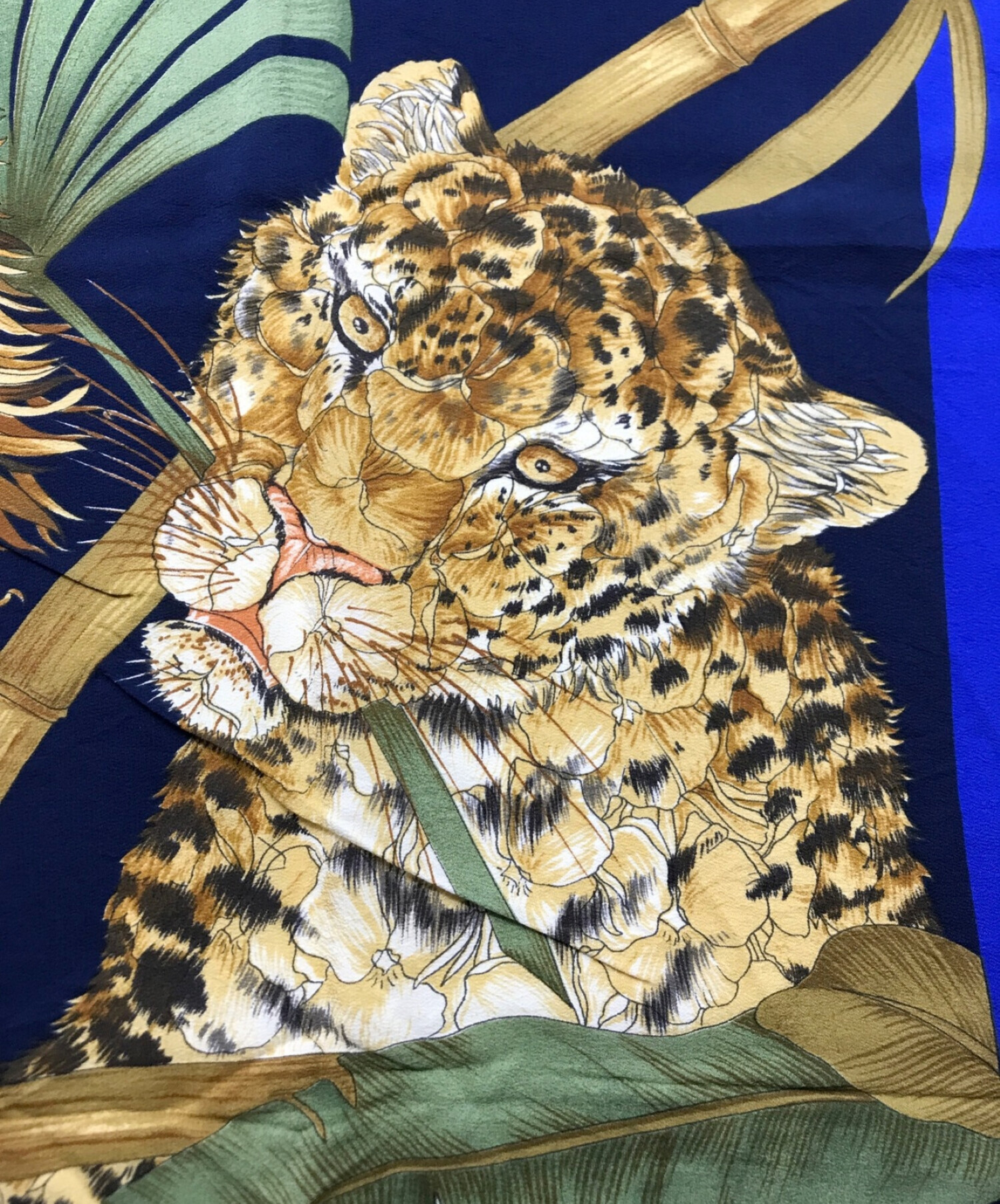 アンアン様 美品✨フェラガモ シルクスカーフ 果物×鳥柄 黒フレーム 大判 フェラガモ シルクスカーフ アンアン様 美品✨フェラガモ シルク