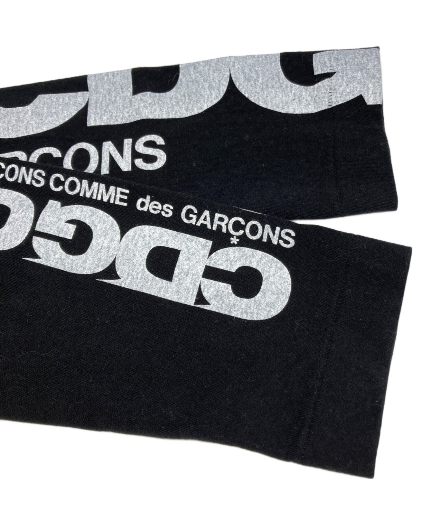 COMME des GARCONS CDGアームプリントロングスリーブ Tシャツ | DFK.QC.CA