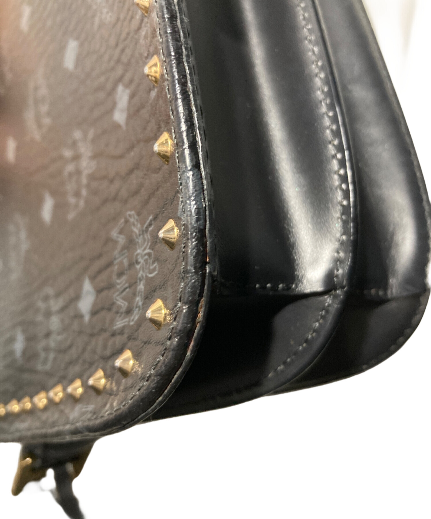 MCM ショルダーバッグ スタッズ付き 中古・古着通販】MCM (エムシーエム) スタッズショルダーバッグ