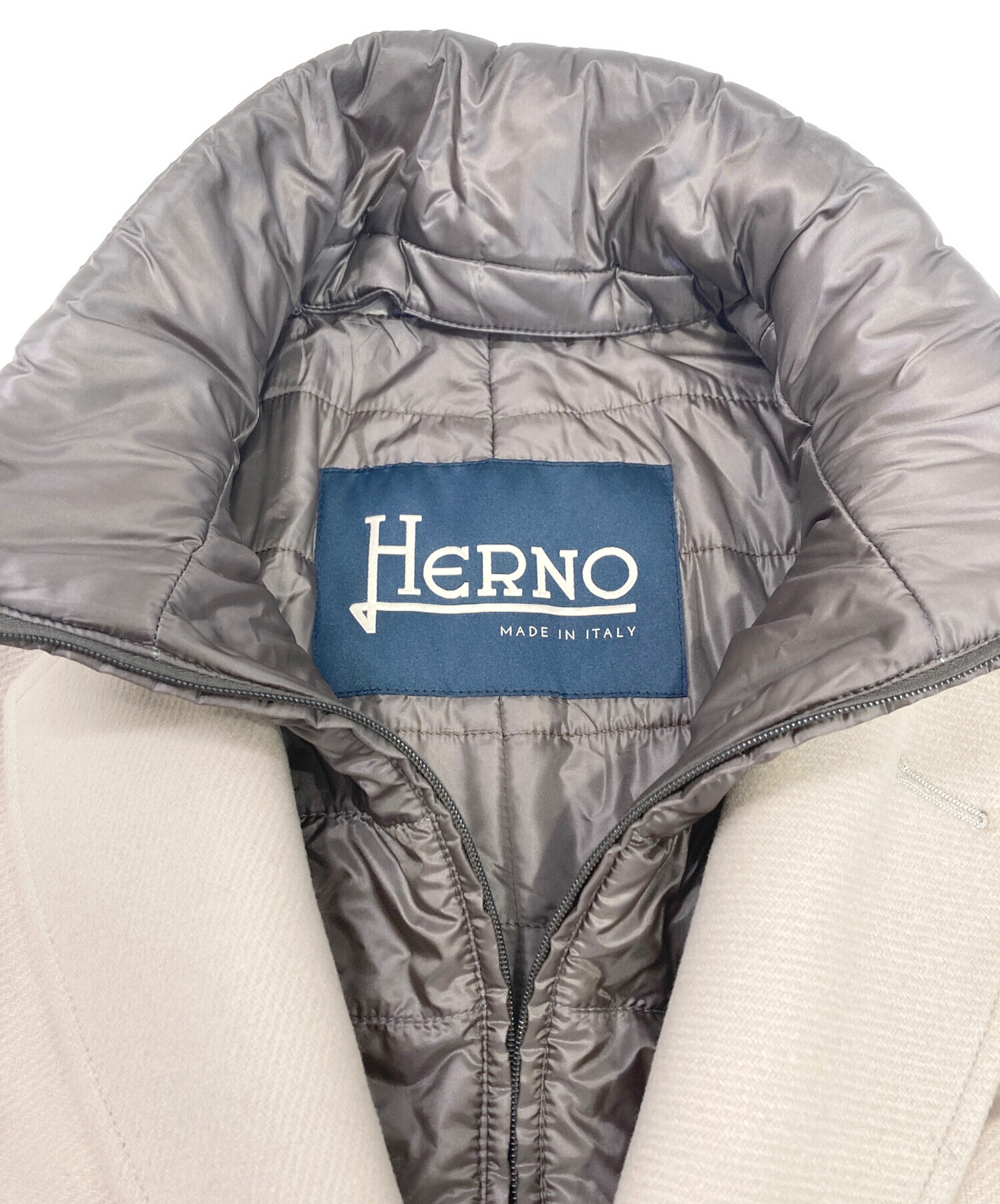 ヘルノ　ベージュ チェスターコート ダウンインナー付き ヘルノベージュ チェスターコート ダウンインナー付き