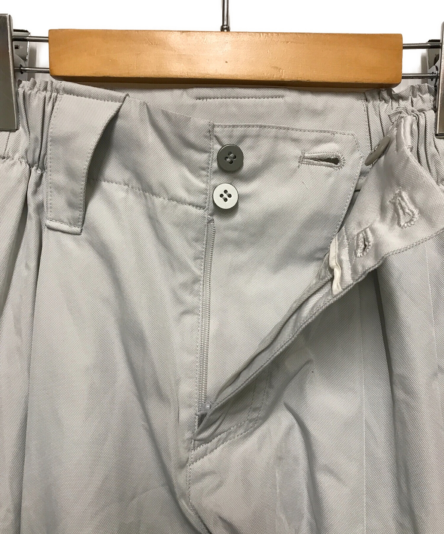 【ISSEY MIYAKE】パンツ Fサイズ 白系グレー ストレッチ素材 ISSEY MIYAKE】パンツ Fサイズ 白系グレー ストレッチ素材 ISSEY