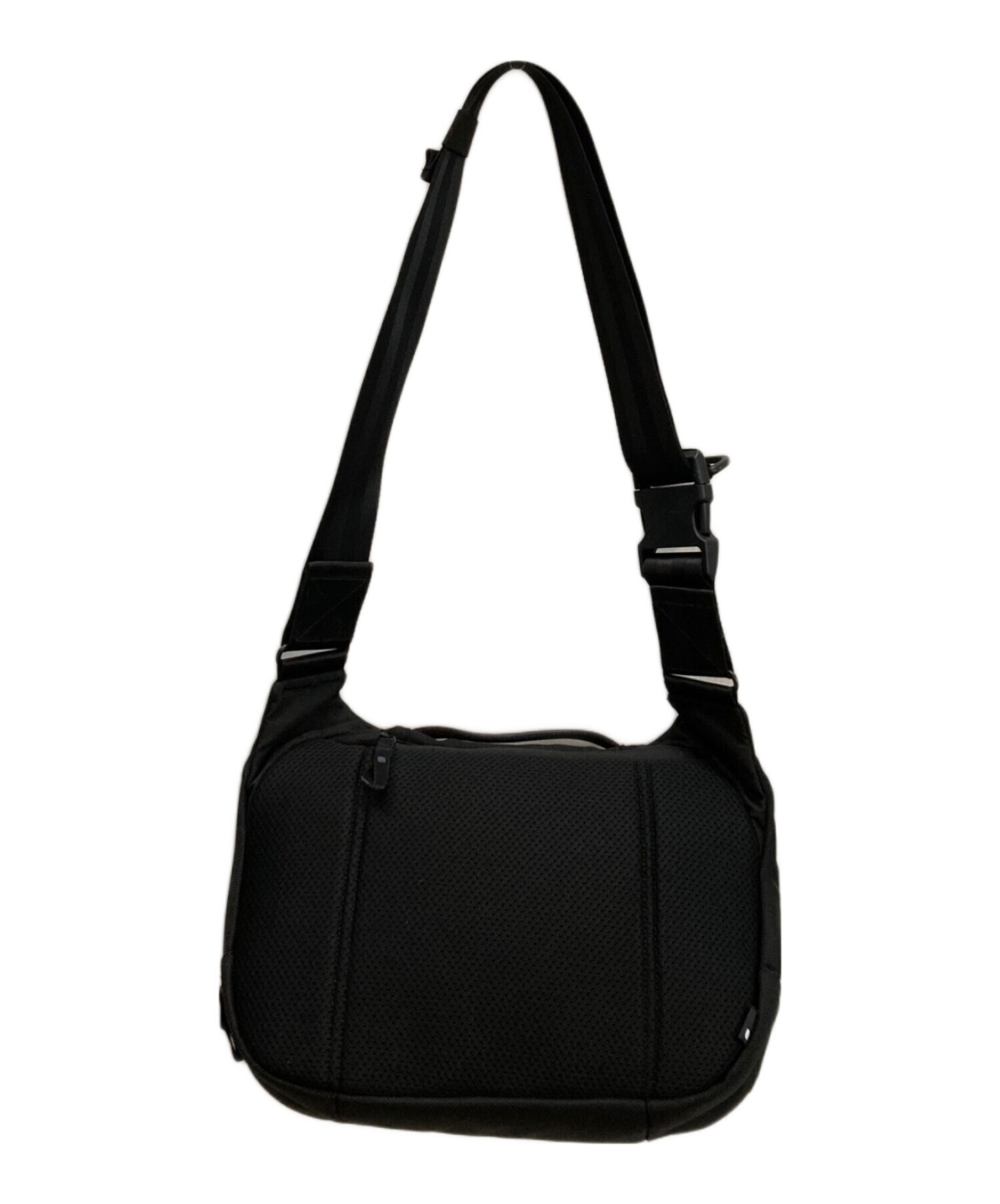 中古・古着通販】Incase (インケース) Tracks Sling 7L ブラック
