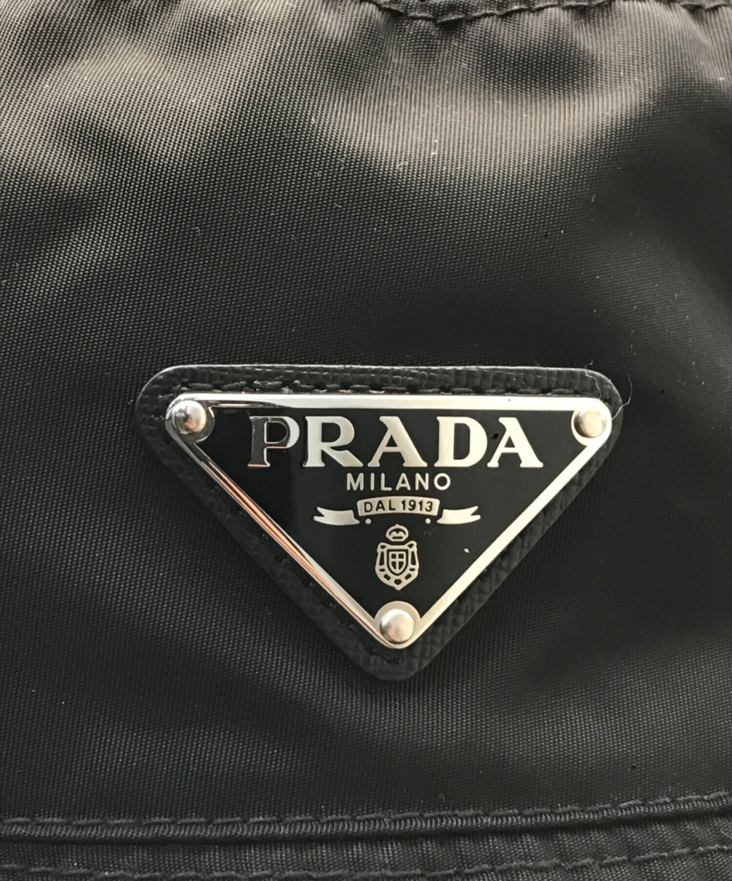 週末値引き レア 初期PRADA ブラック バケットハット箱付き サイズL 中古・古着通販】PRADA (プラダ) RE NYLONロゴプレートバケットハット
