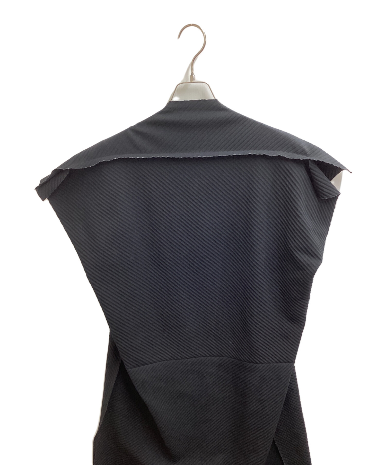 me ISSEI MIYAKE ストレッチノースリーブ　新品タグ付 中古・古着通販】me ISSEY MIYAKE (ミーイッセイ ミヤケ) ノースリーブ