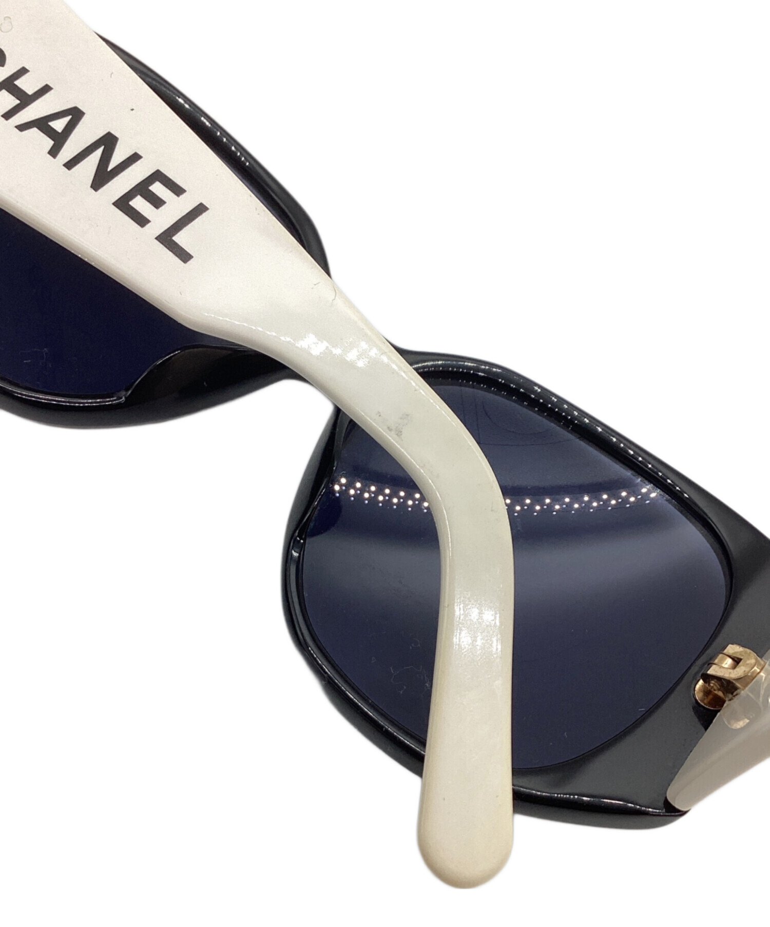 希少 CHANEL 05251 C0229 ロゴ サングラス ブラック/ホワイト 中古・古着通販】CHANEL (シャネル) サングラス/05251 C0229 ホワイト