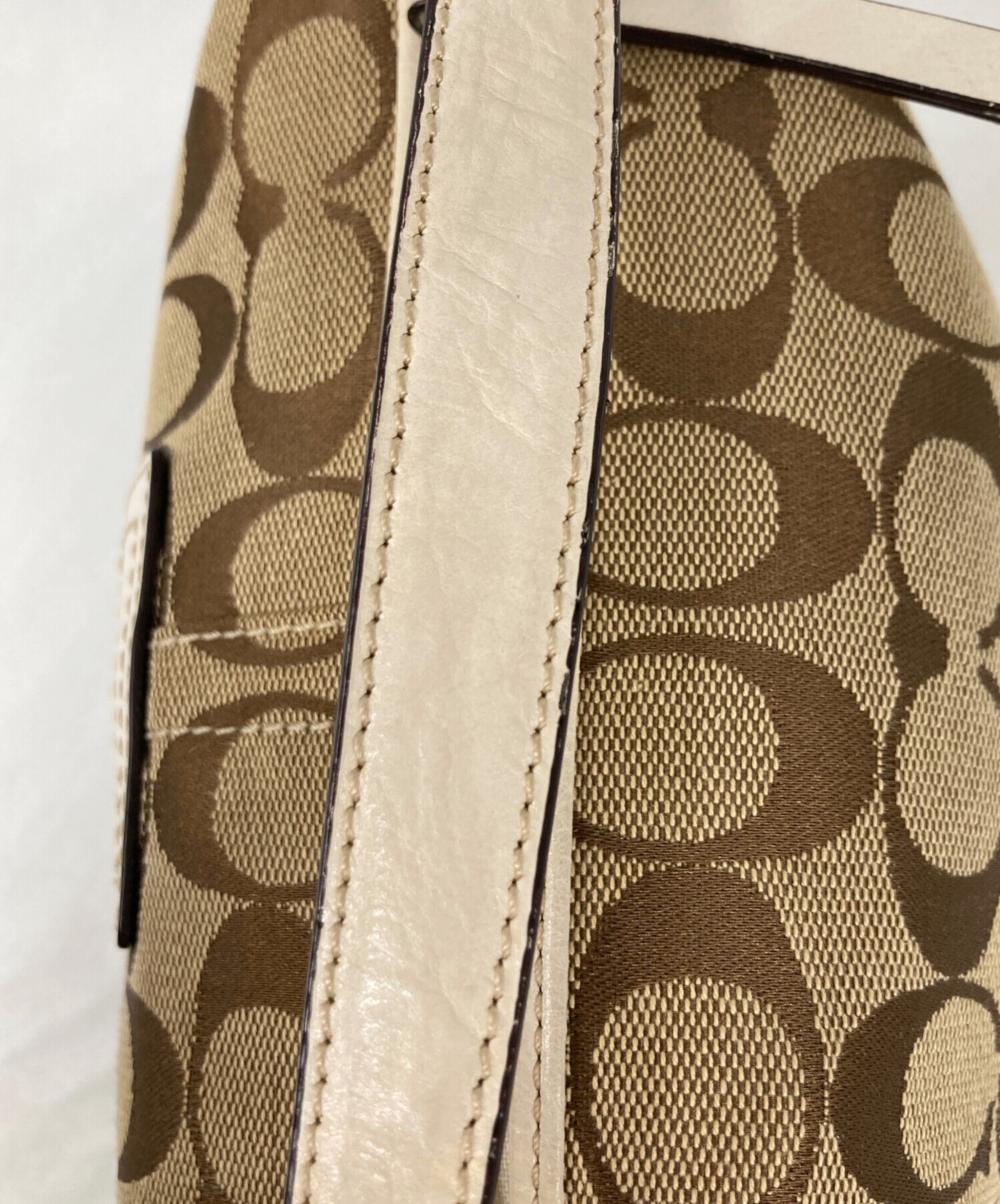 Coach コーチ アクセサリーポーチ シグネチャー ベージュ タッセル 中古・古着通販】COACH (コーチ) シグネチャー アクセサリーポーチ