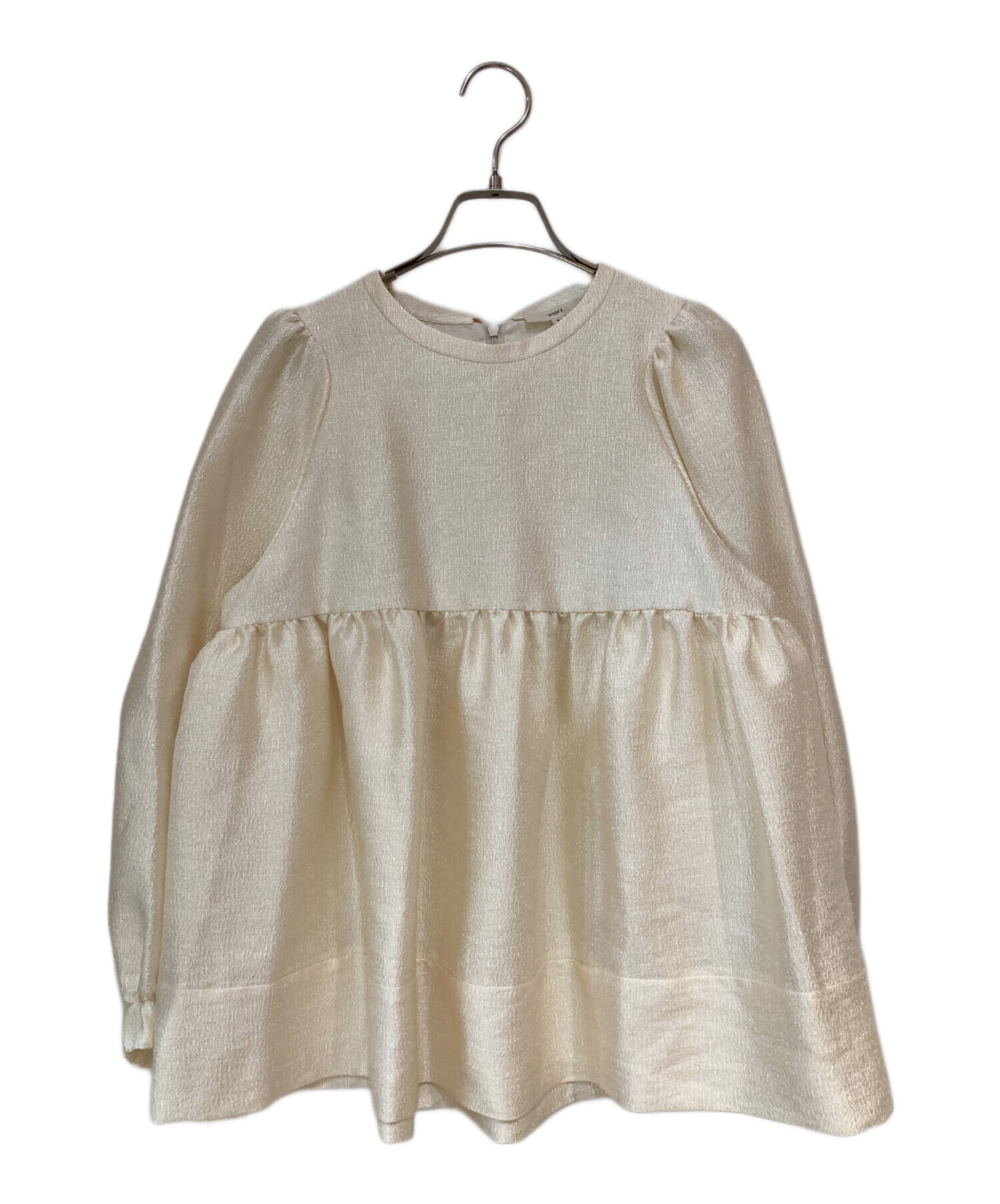 【新品】yori ヨリ シャイニーパフブラウス パフスリーブ ペプラム 36 S 中古・古着通販】YORI (ヨリ) シャイニーパフブラウス アイボリー