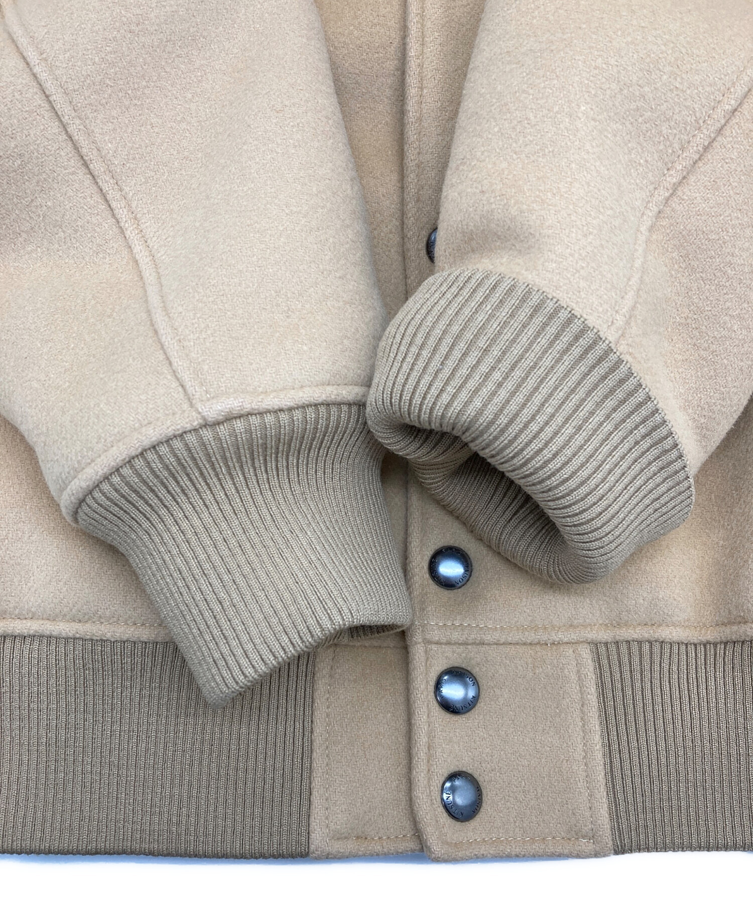 タイムセール:MAISON KITSUNÉ ベージュ　スタジャン M 中古・古着通販】MAISON KITSUNE (メゾンキツネ) メルトン ウール ロゴ