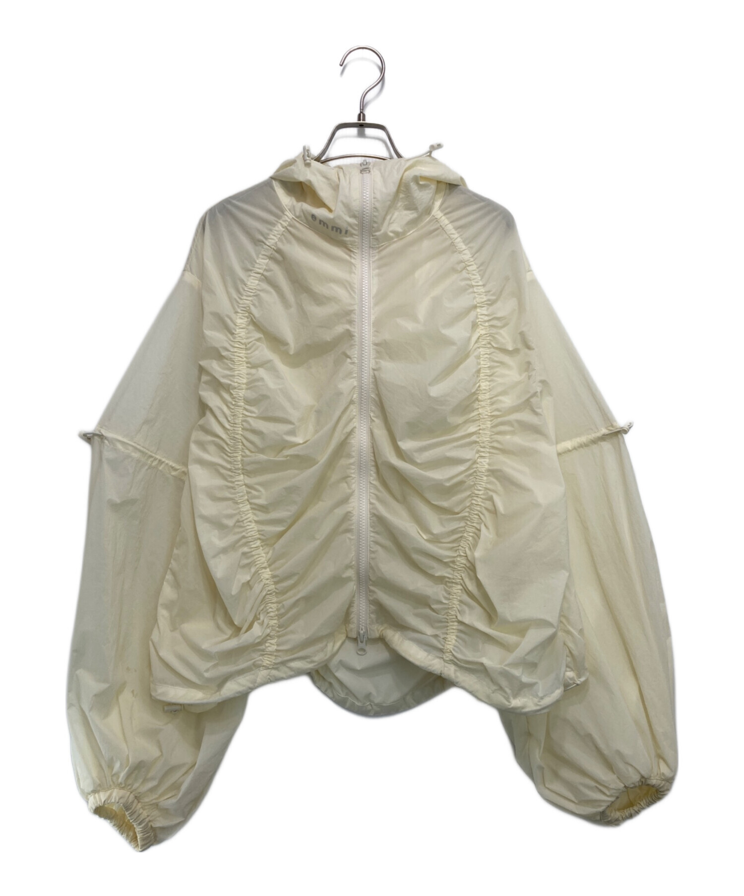 【新品未使用emmi 】ギャザーナイロンブルゾン　アイボリー 中古・古着通販】emmi atelier (エミアトリエ) ギャザーナイロン