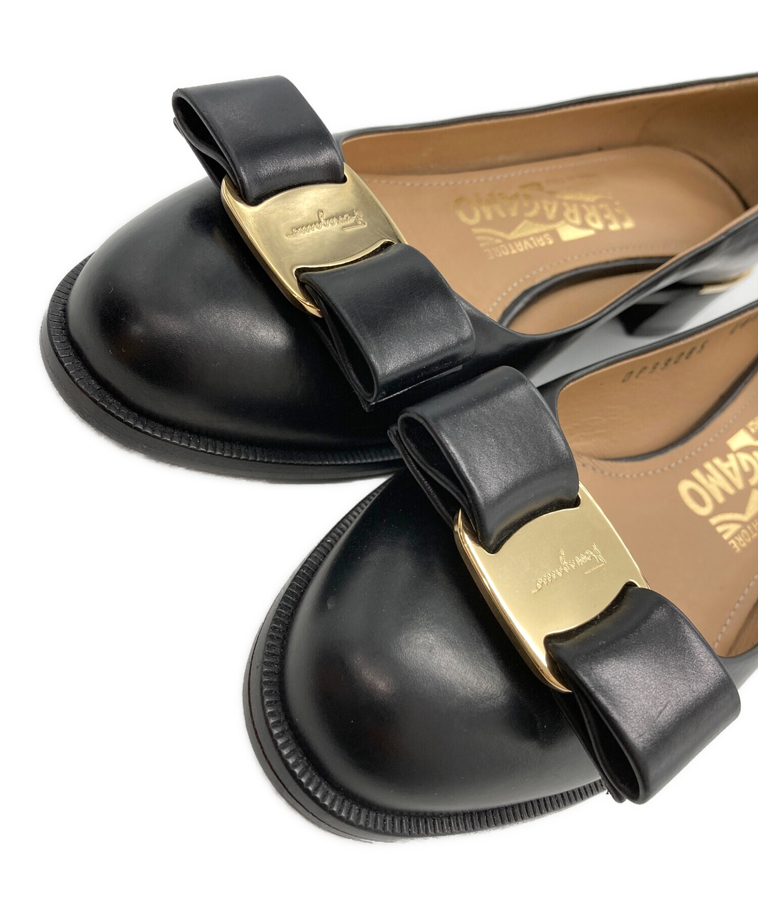 中古・古着通販】Ferragamo (フェラガモ) NERO CALF ヴァラリボン