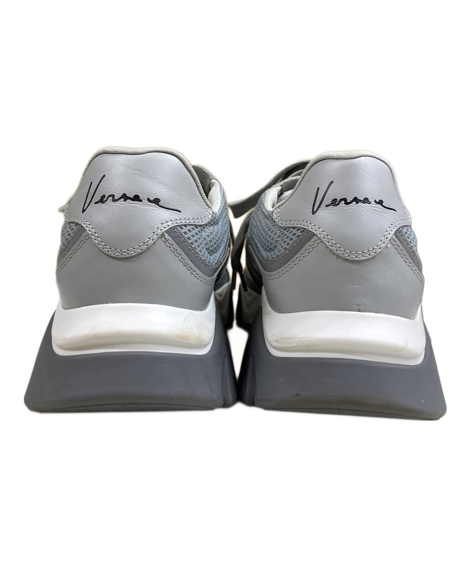VERSACE クッション グレー 中古・古着通販】VERSACE (ヴェルサーチェ) スクアーロ スニーカー