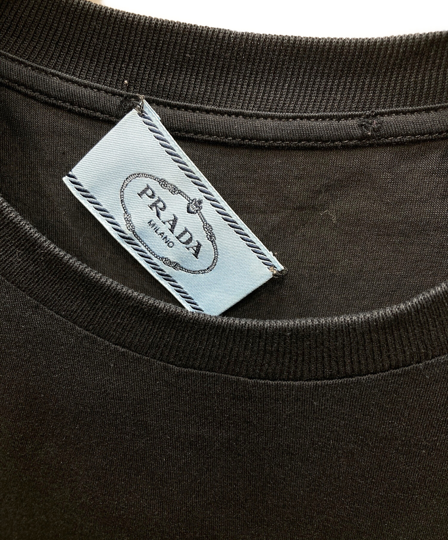 希少デザイン・美品 プラダ☆PRADA ラバーロゴ Tシャツ ダークグレー 中古・古着通販】PRADA (プラダ) ラバーロゴ Tシャツ ブラック サイズ