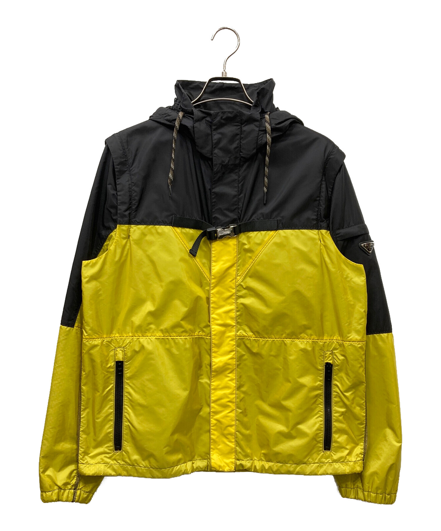 PRADA プラダ 22SS RE-NYLON ロゴプレート 2WAY マウンテンパーカー ブルゾン リナイロン SGB946 S212 1WG9 ブラック/イエロー 中古・古着通販】PRADA (プラダ) 22SS RE-NYLON ロゴプレート 2WAY