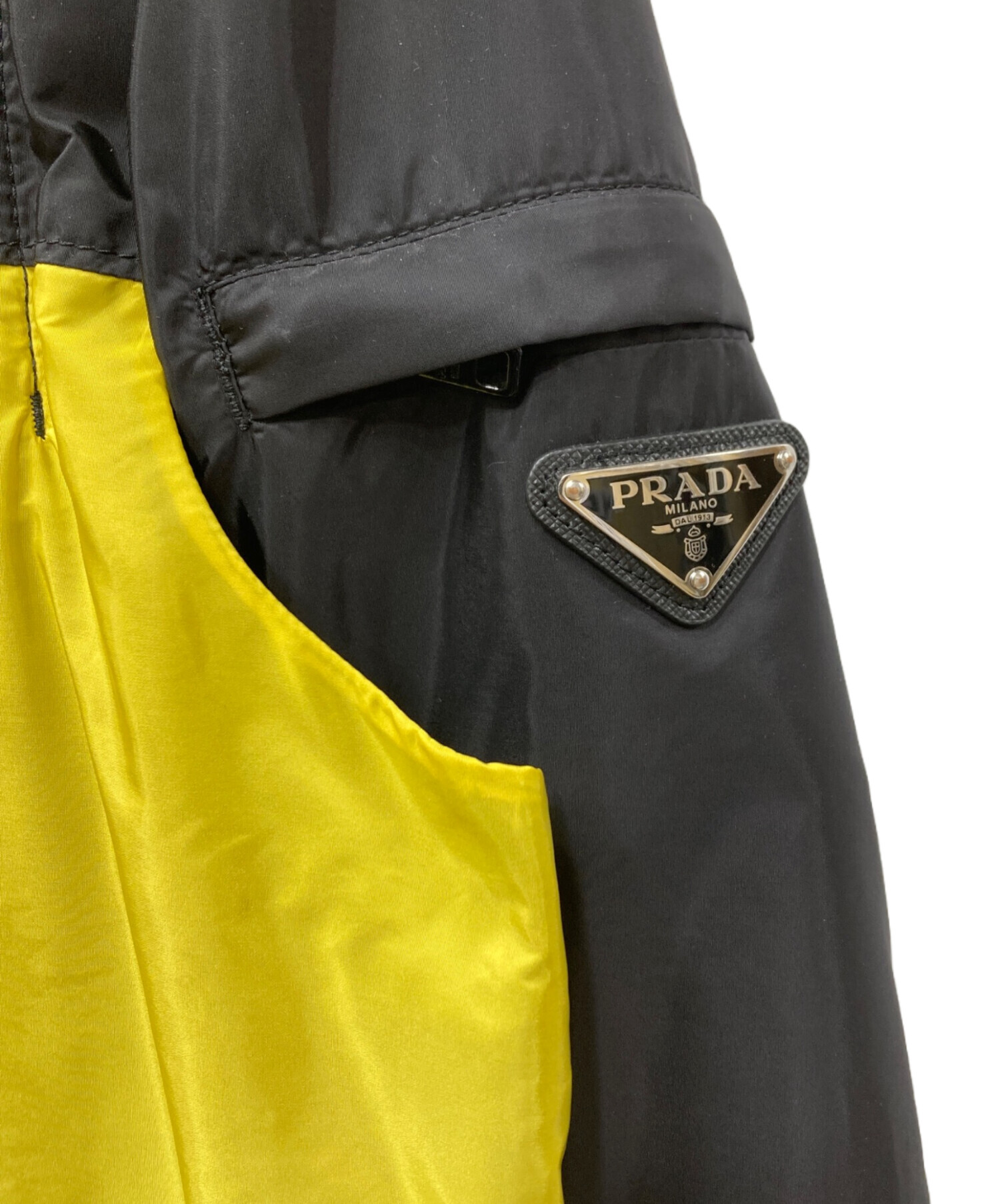 PRADA プラダ 22SS RE-NYLON ロゴプレート 2WAY マウンテンパーカー ブルゾン リナイロン SGB946 S212 1WG9 ブラック/イエロー 中古・古着通販】PRADA (プラダ) 22SS RE-NYLON ロゴプレート 2WAY