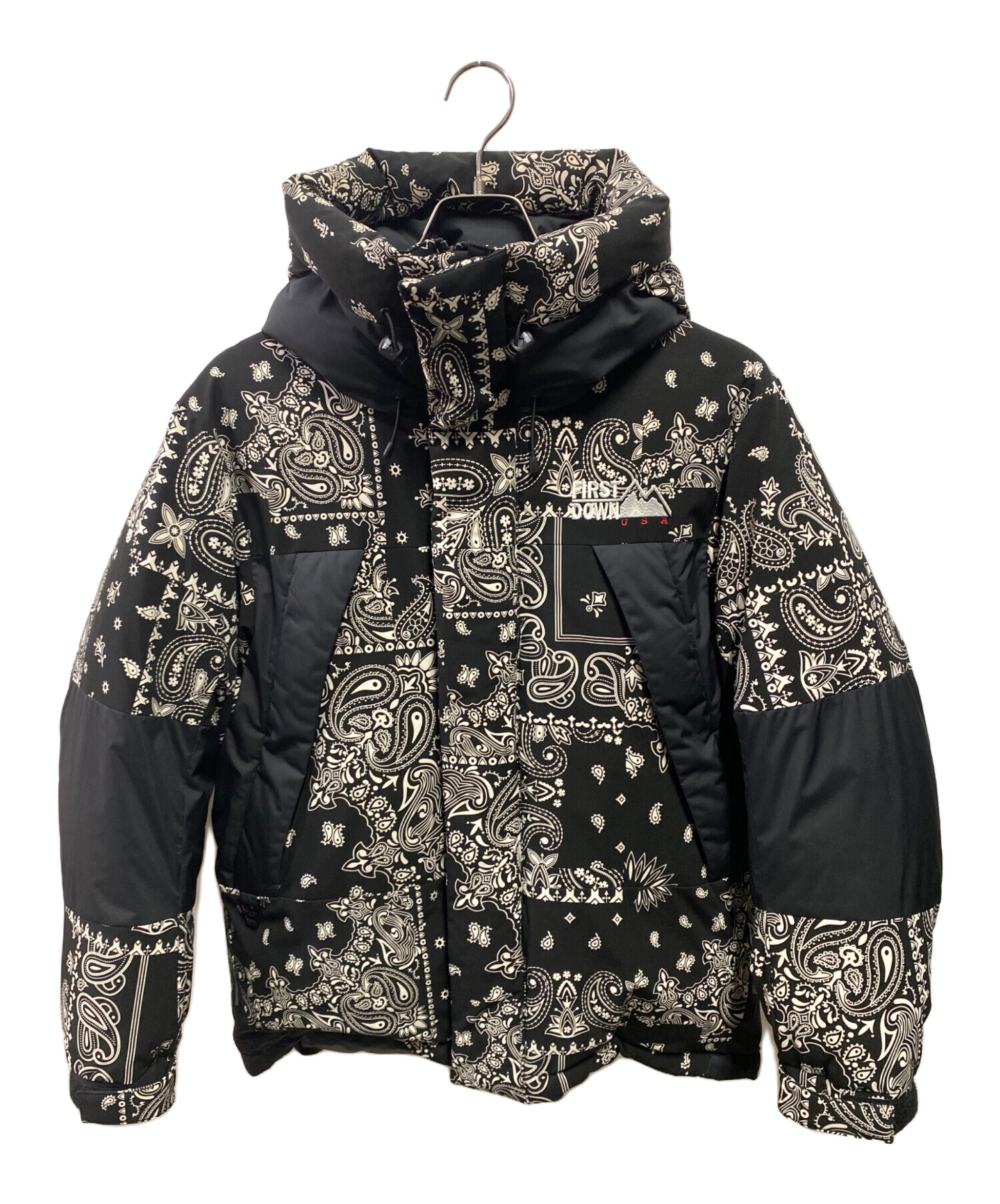 FIRST DOWN バンダナ柄 ダウンジャケット Mサイズ FIRST DOWN 別注バンダナショートダウン ペイズリー柄ダウンジャケット