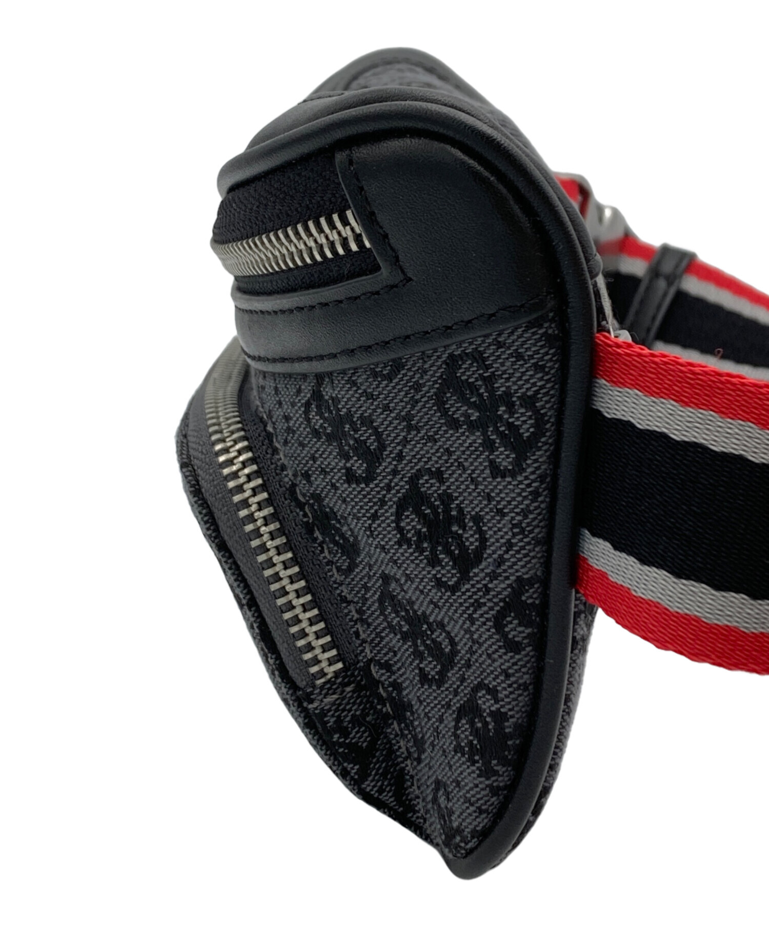 中古・古着通販】GUESS (ゲス) ボディーバッグ グレー｜ブランド・古着 