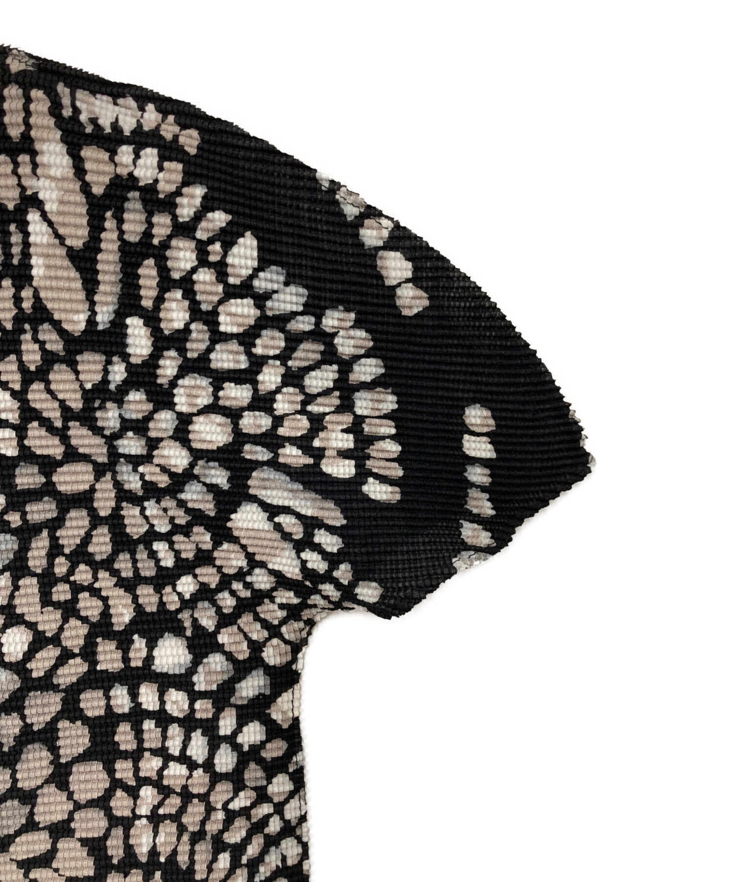 ME ISSEY MIYAKE プリーツ 総柄 半袖 カットソー 中古・古着通販】me ISSEY MIYAKE (ミーイッセイ ミヤケ) 総柄プリーツ