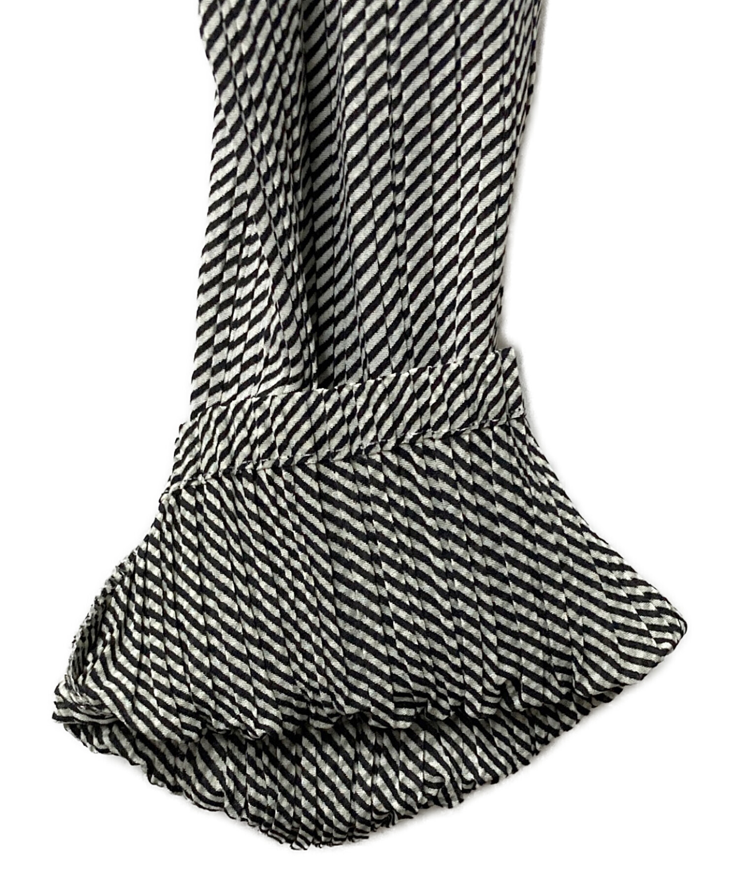 【美品】ISSEY MIYAKE FETE ハイネックカットソー プリーツ M 中古・古着通販】ISSEY MIYAKE FETE (イッセイミヤケフェット