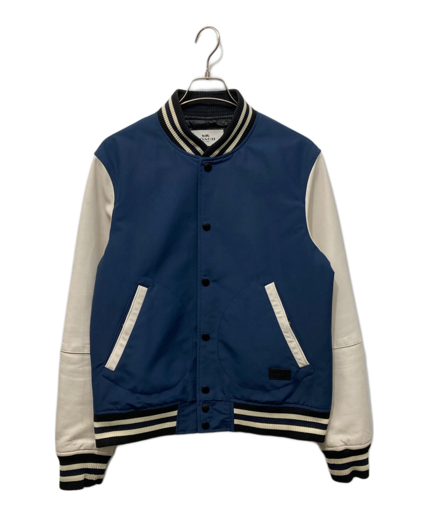COACH 袖レザー スタジャン サイズM 中古・古着通販】COACH (コーチ) 袖レザースタジャン ネイビー