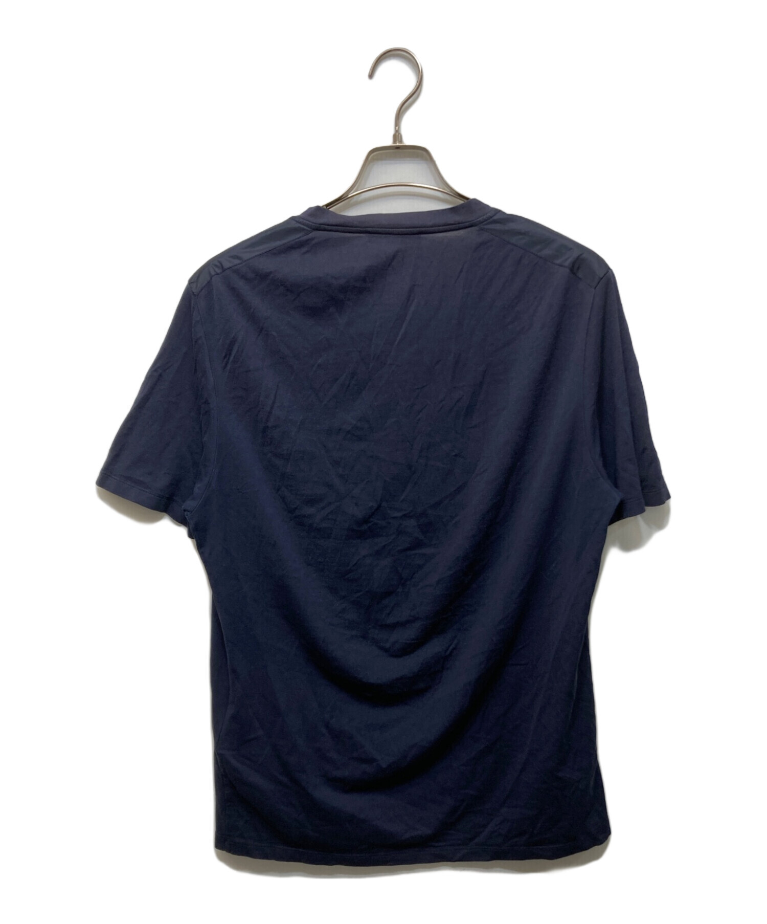 中古・古着通販】PRADA (プラダ) Ⅴネックラバーロゴ半袖Tシャツ