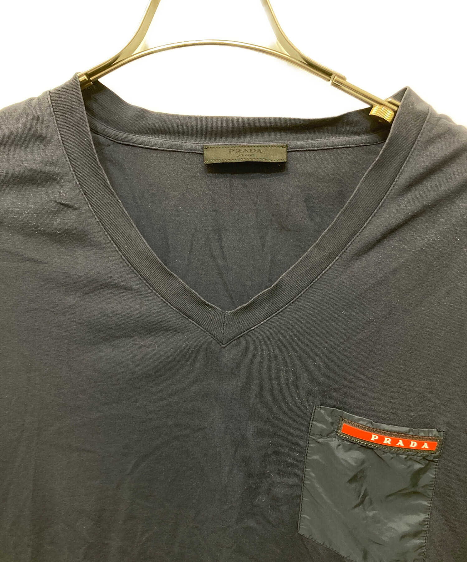中古・古着通販】PRADA (プラダ) Ⅴネックラバーロゴ半袖Tシャツ