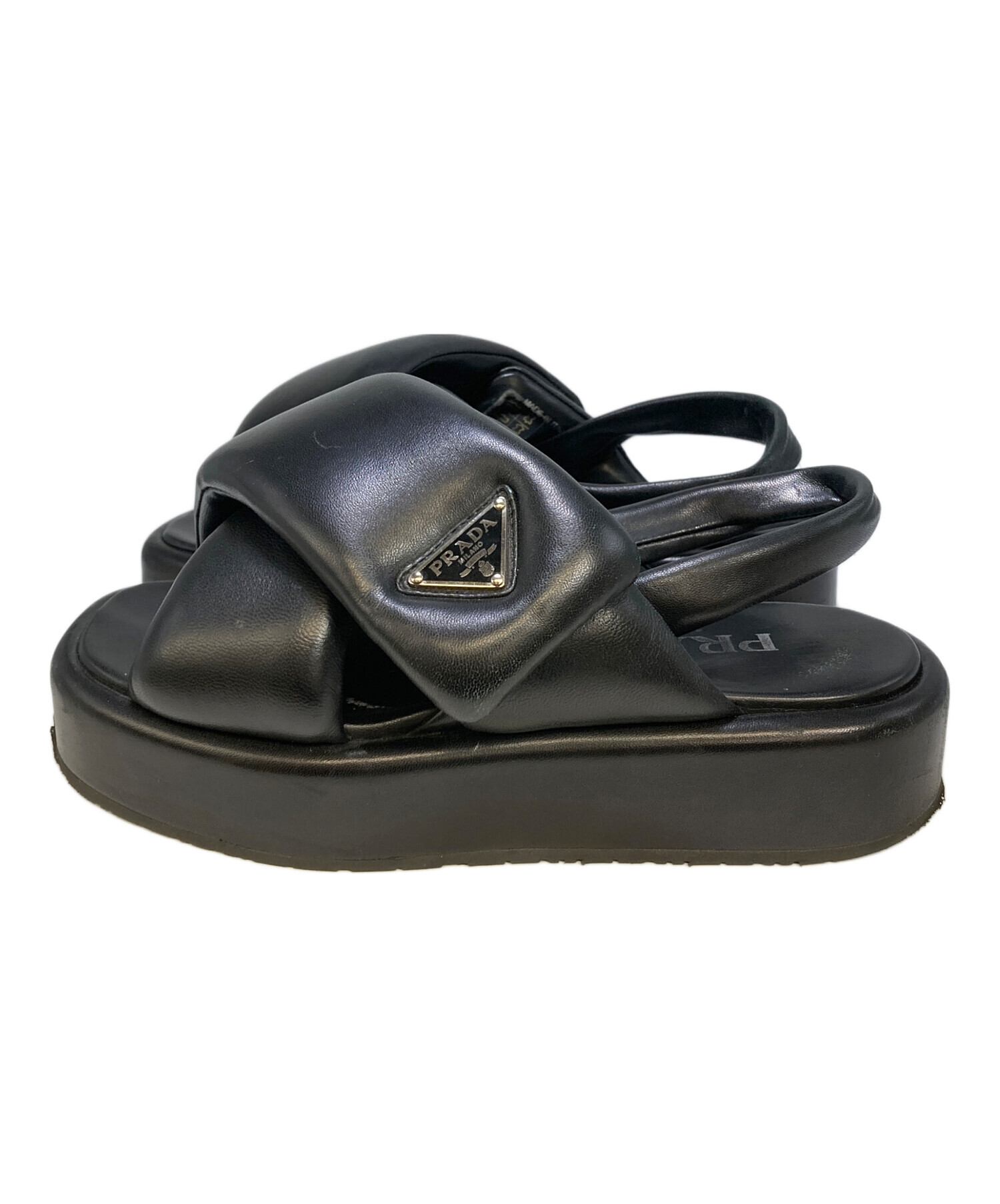 ほぼ未使用！プラダ レザーサンダル Prada leather sandals 37 1/2 中古・古着通販】PRADA (プラダ) パデットナッパレザーサンダル